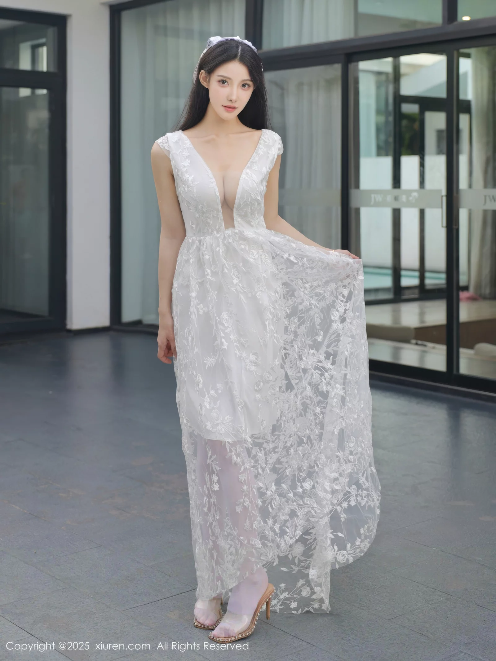 梨霜儿性感低胸白色婚纱配白色丝袜秀丰腴身材完美绝美写真 第 71 张