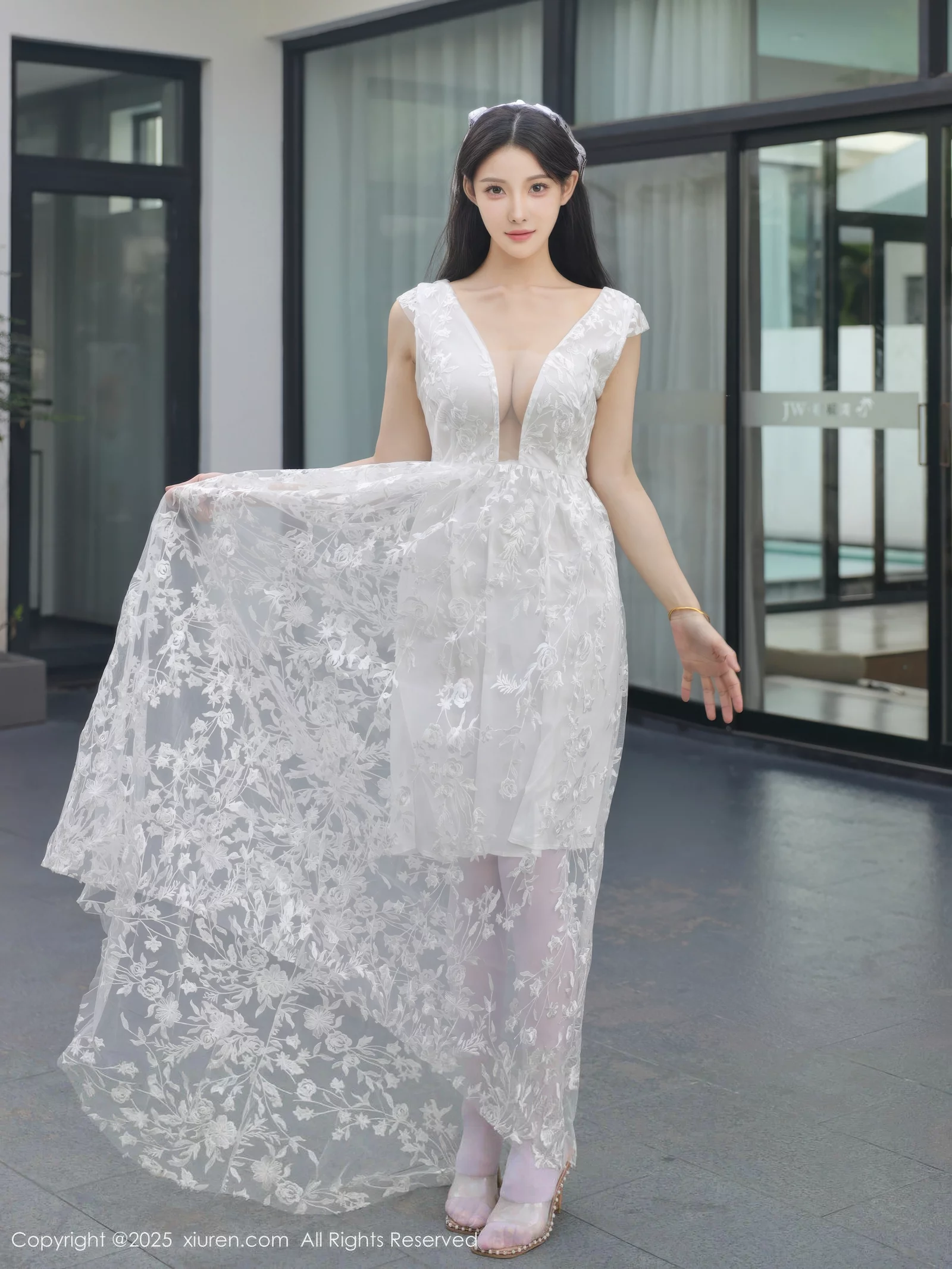 梨霜儿性感低胸白色婚纱配白色丝袜秀丰腴身材完美绝美写真 第 73 张