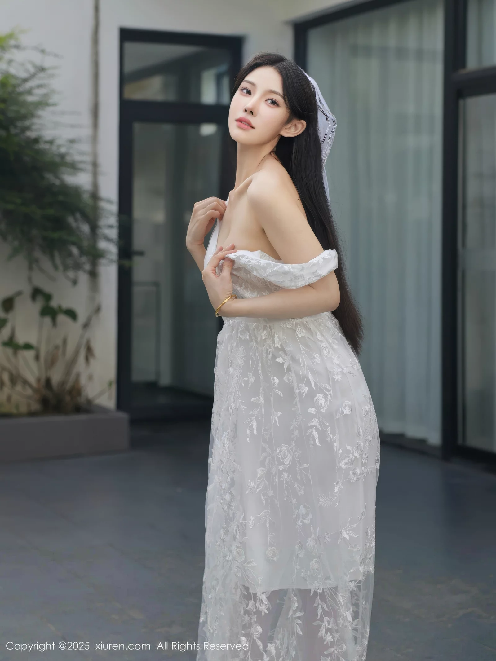 梨霜儿性感低胸白色婚纱配白色丝袜秀丰腴身材完美绝美写真 第 75 张