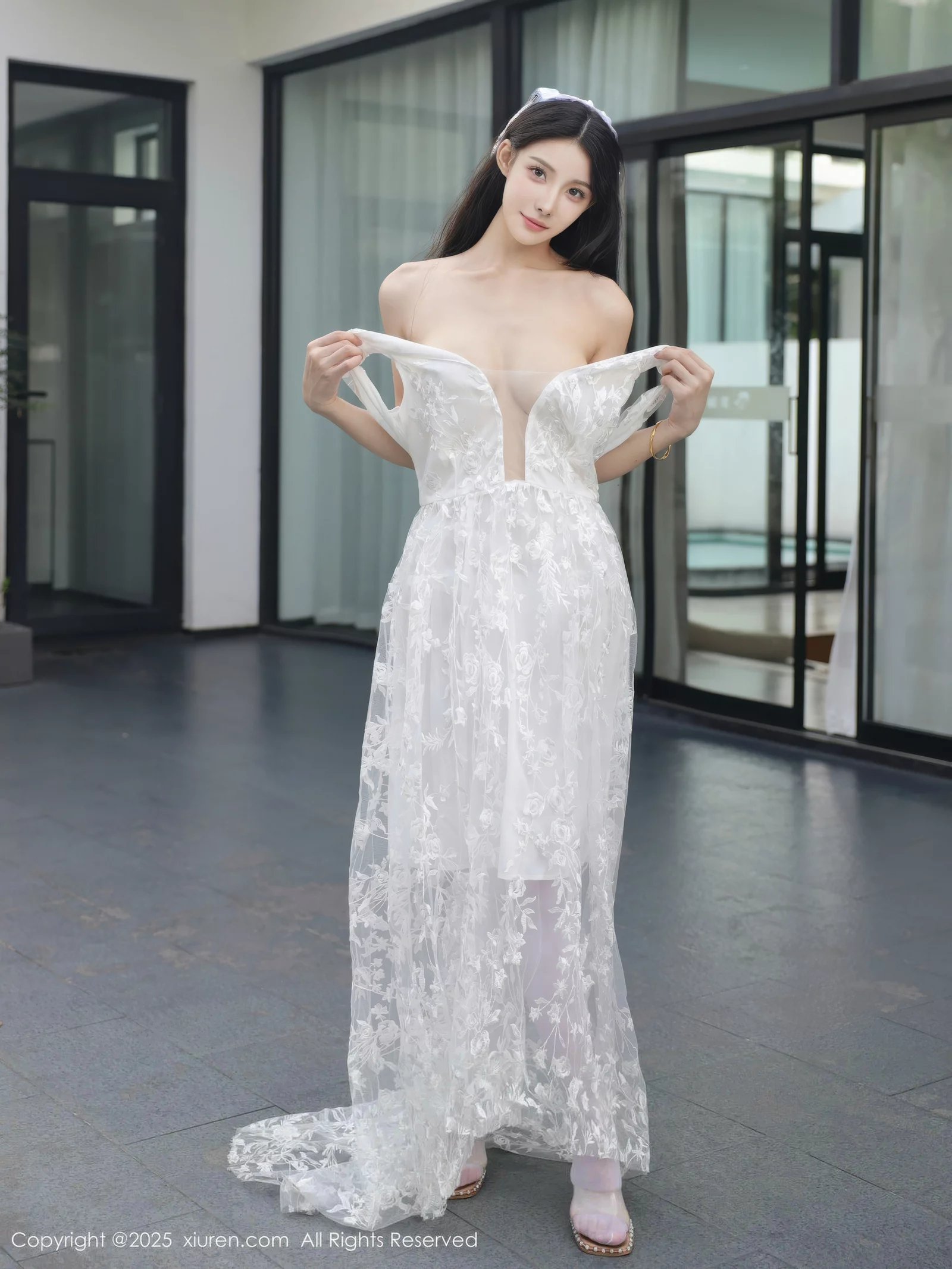 梨霜儿性感低胸白色婚纱配白色丝袜秀丰腴身材完美绝美写真 第 93 张