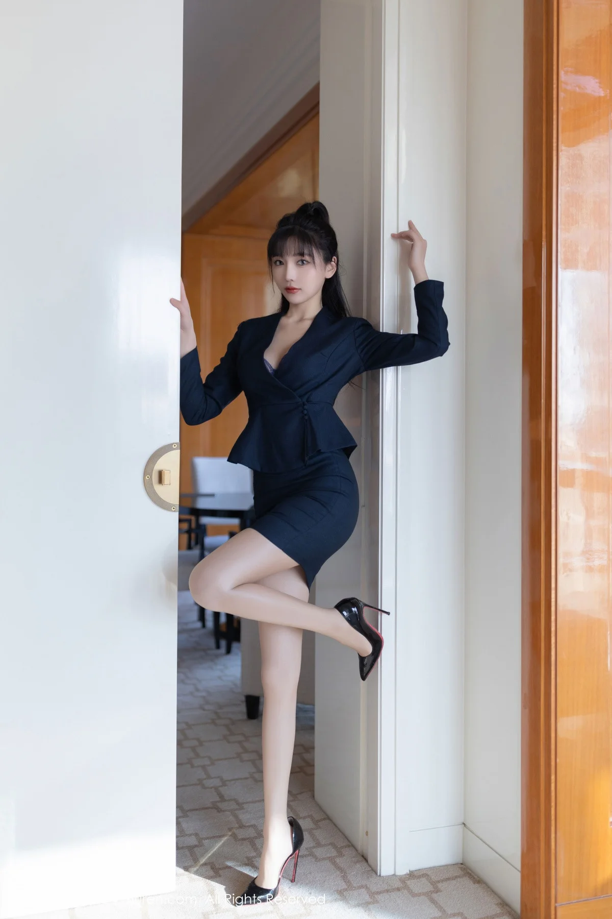 陆萱萱性感黑色OL服饰露蓝色内衣配超薄肉丝秀美腿绝美写真 第 1 张
