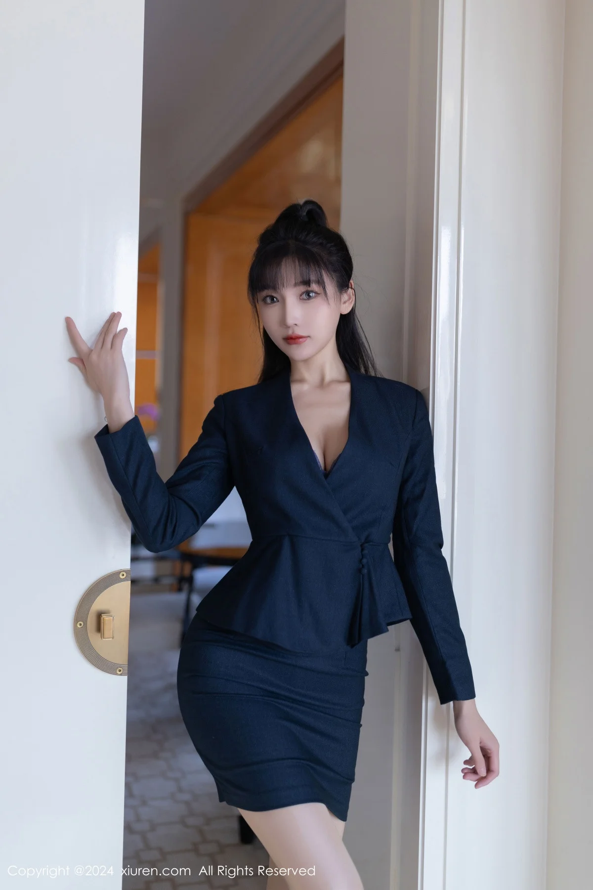 陆萱萱性感黑色OL服饰露蓝色内衣配超薄肉丝秀美腿绝美写真 第 2 张