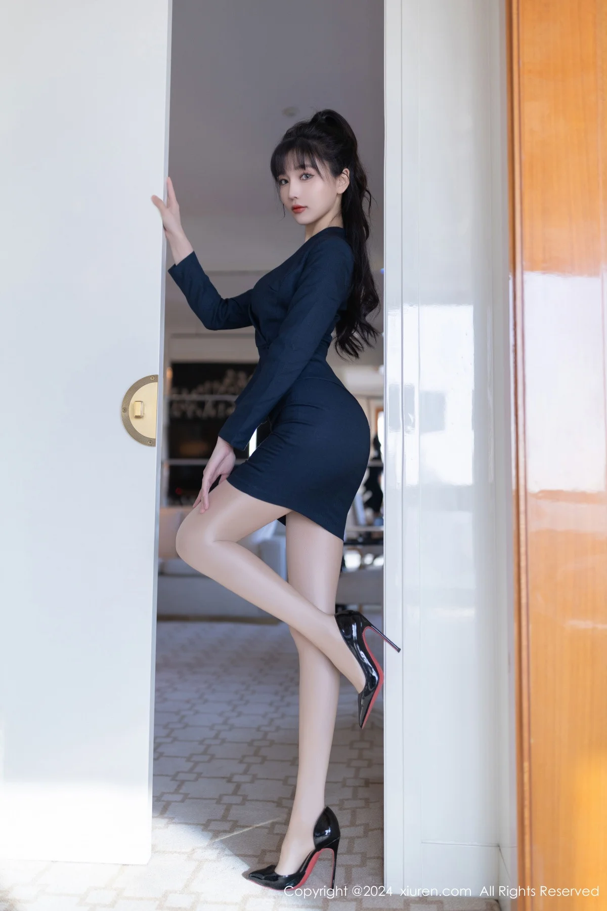 陆萱萱性感黑色OL服饰露蓝色内衣配超薄肉丝秀美腿绝美写真 第 3 张