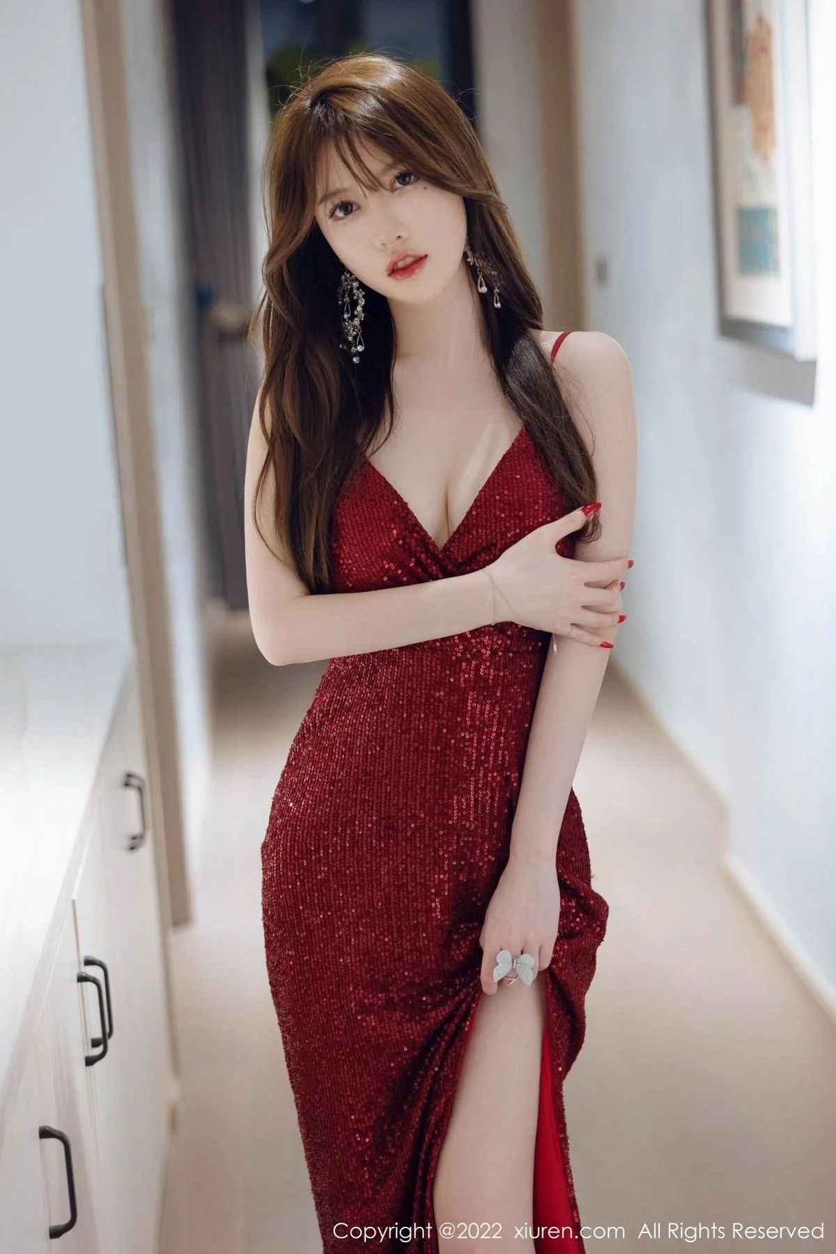 美桃酱私房性感红色低胸长裙配超薄肉丝秀完美身材绝美写真 第 2 张
