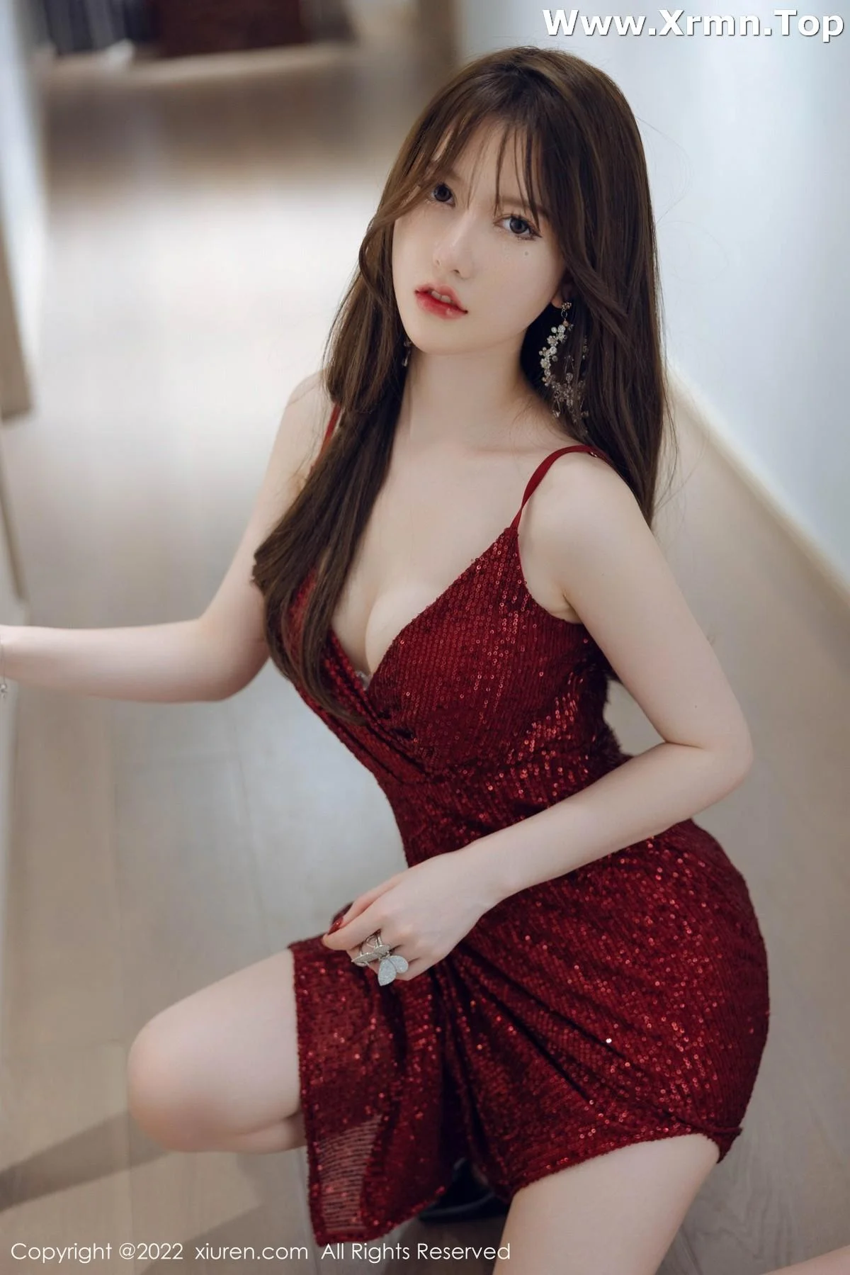 美桃酱私房性感红色低胸长裙配超薄肉丝秀完美身材绝美写真 第 39 张