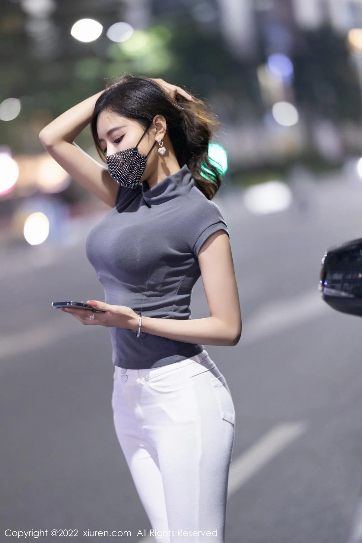 王馨瑶yanni深灰色收身上衣配白色长裤秀完美身材绝美写真 第 1 张