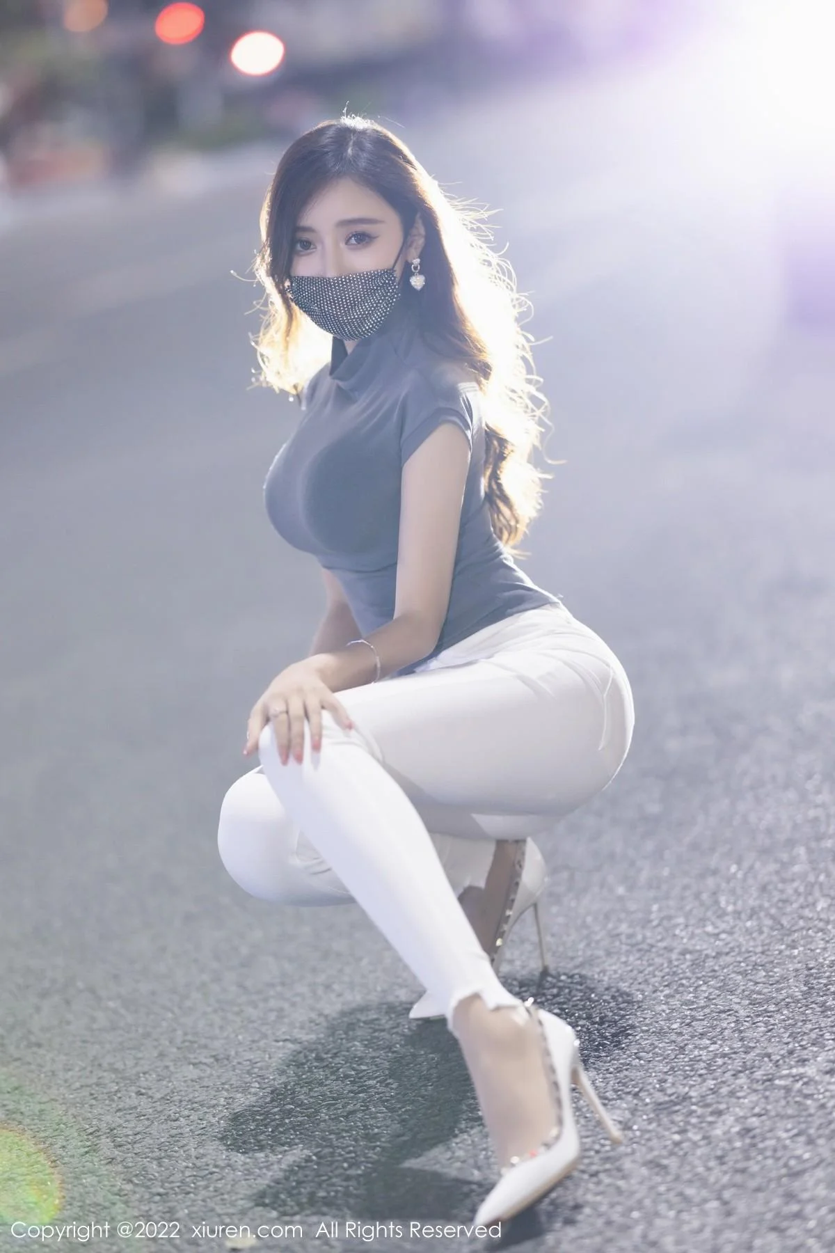 王馨瑶yanni深灰色收身上衣配白色长裤秀完美身材绝美写真 第 2 张