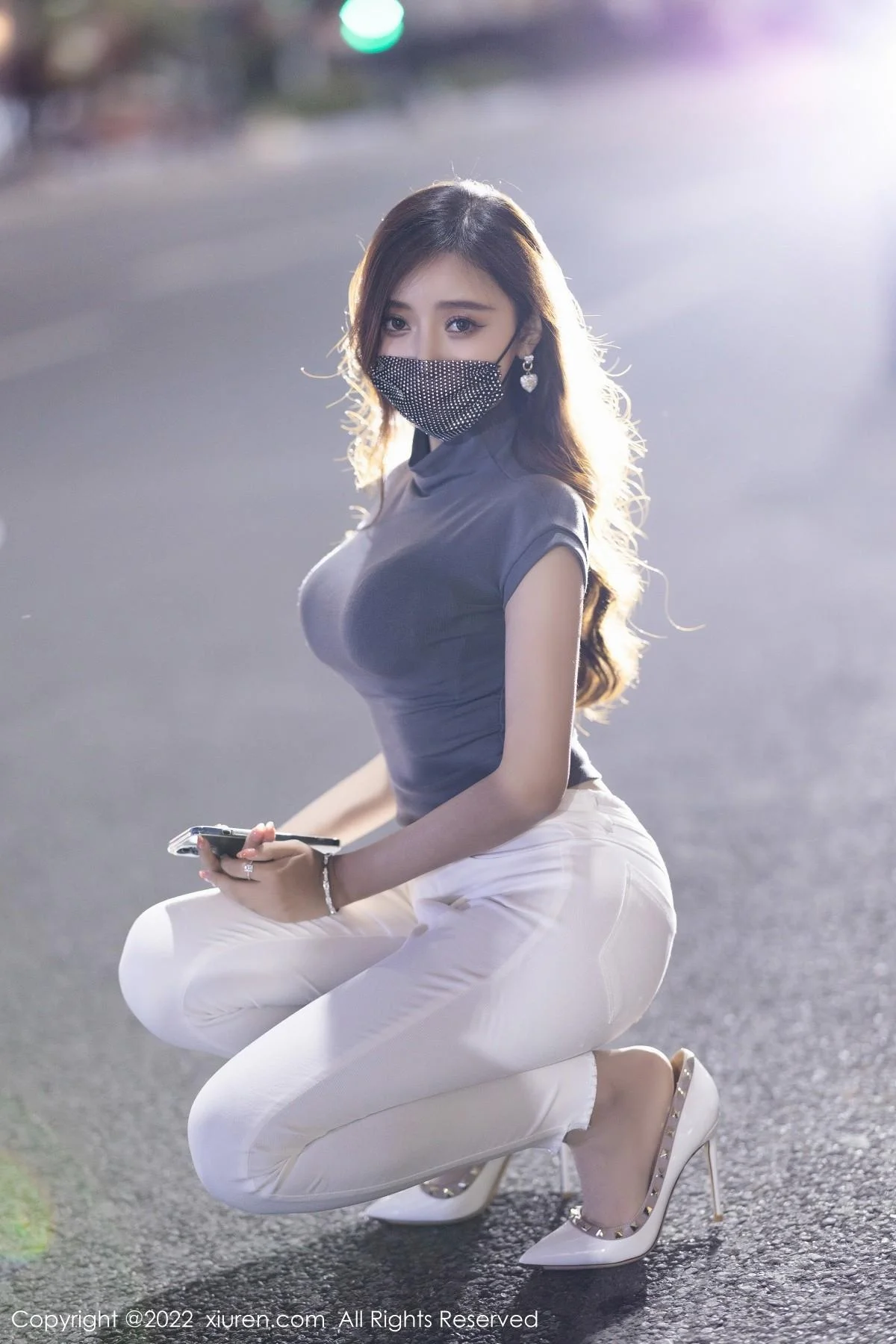 王馨瑶yanni深灰色收身上衣配白色长裤秀完美身材绝美写真 第 3 张