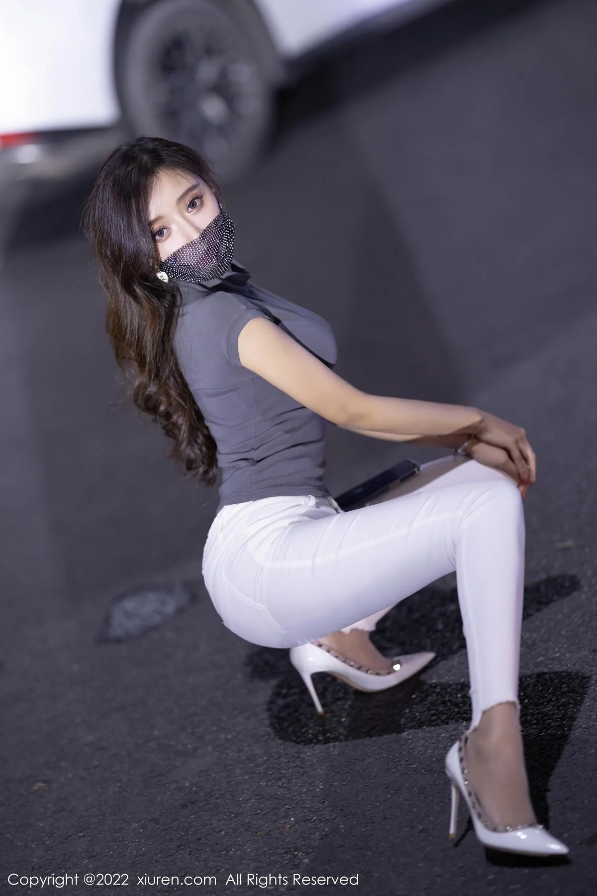 王馨瑶yanni深灰色收身上衣配白色长裤秀完美身材绝美写真 第 4 张