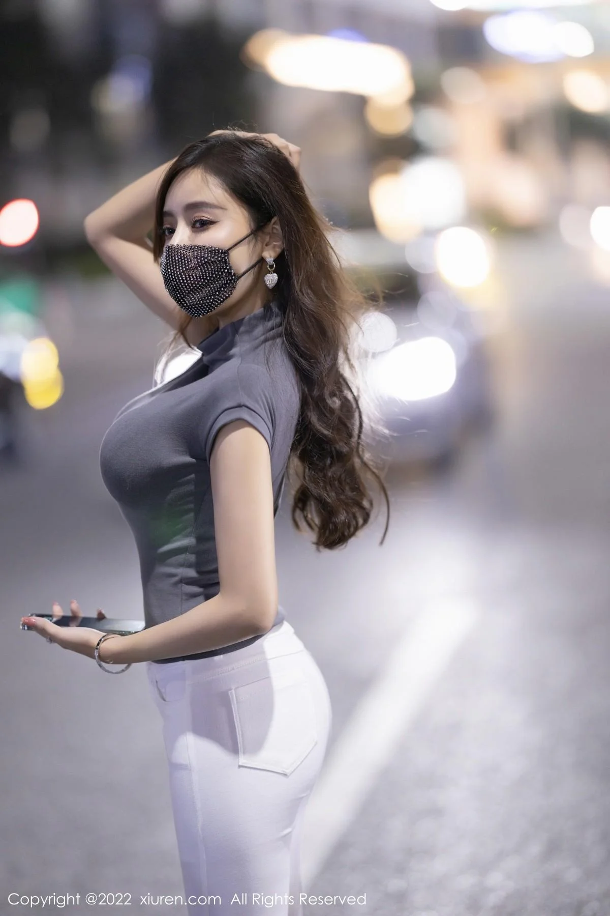 王馨瑶yanni深灰色收身上衣配白色长裤秀完美身材绝美写真 第 8 张
