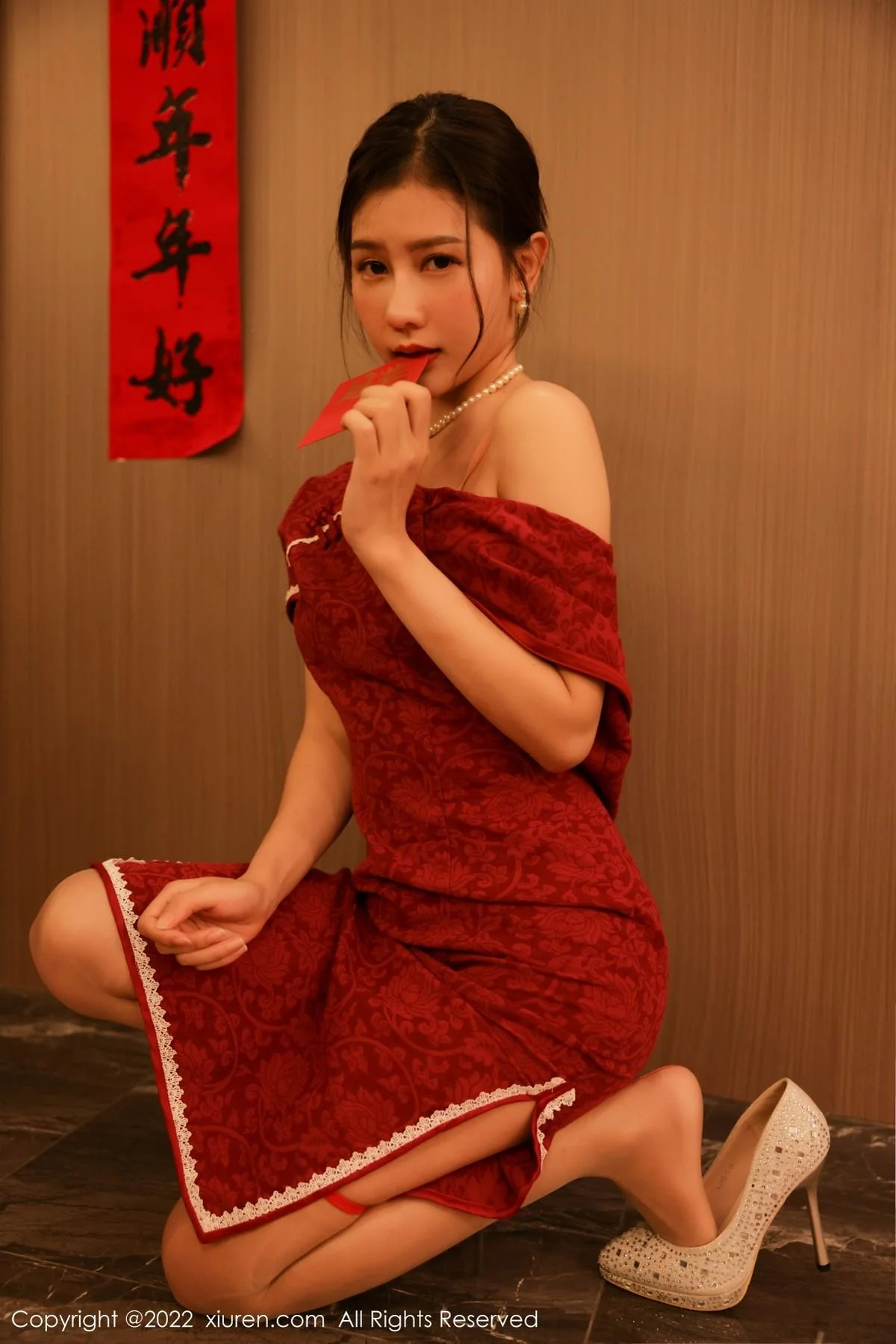 尹甜甜新年主题红色韵味旗袍半脱露豪乳遮点极致绝美写真 第 1 张