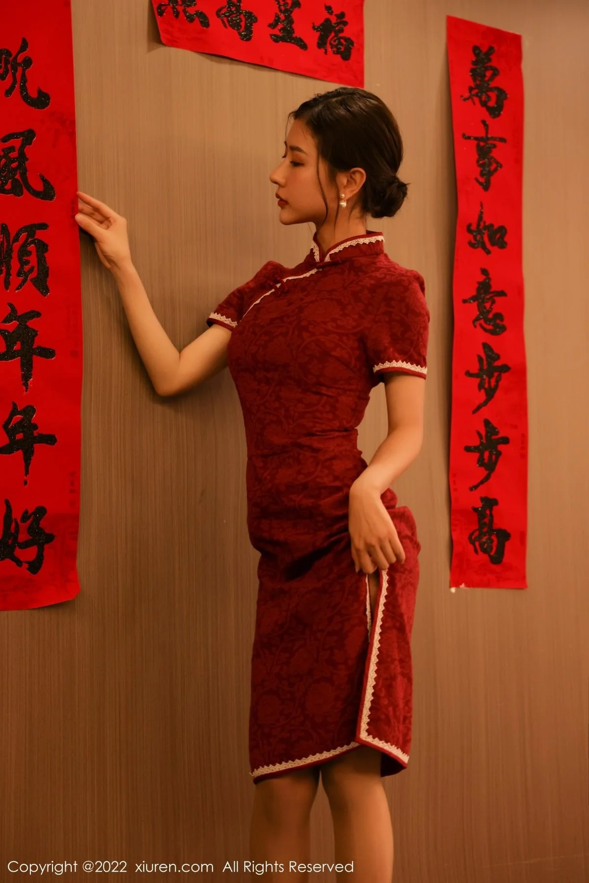 尹甜甜新年主题红色韵味旗袍半脱露豪乳遮点极致绝美写真 第 30 张
