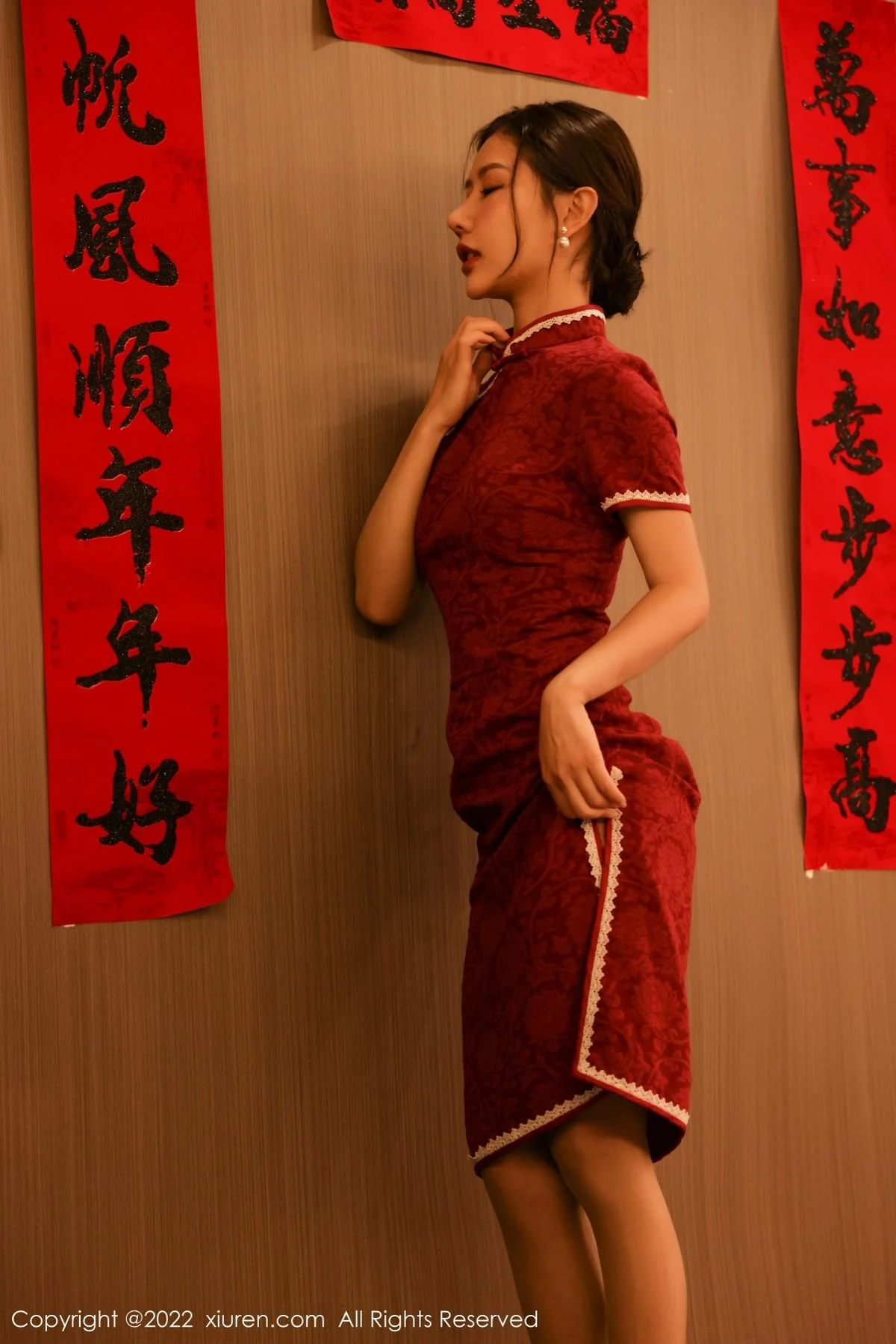 尹甜甜新年主题红色韵味旗袍半脱露豪乳遮点极致绝美写真 第 31 张