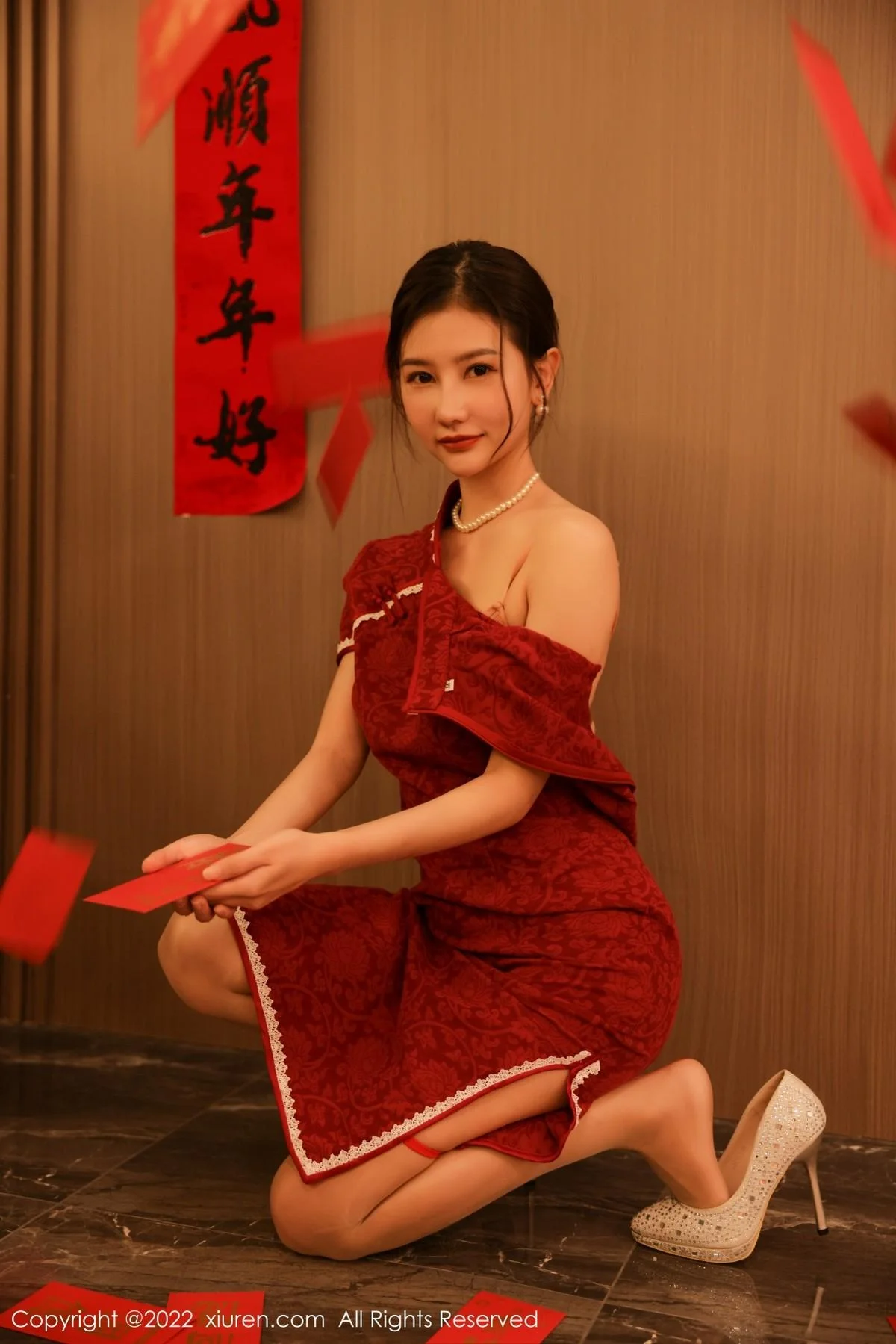 尹甜甜新年主题红色韵味旗袍半脱露豪乳遮点极致绝美写真 第 34 张