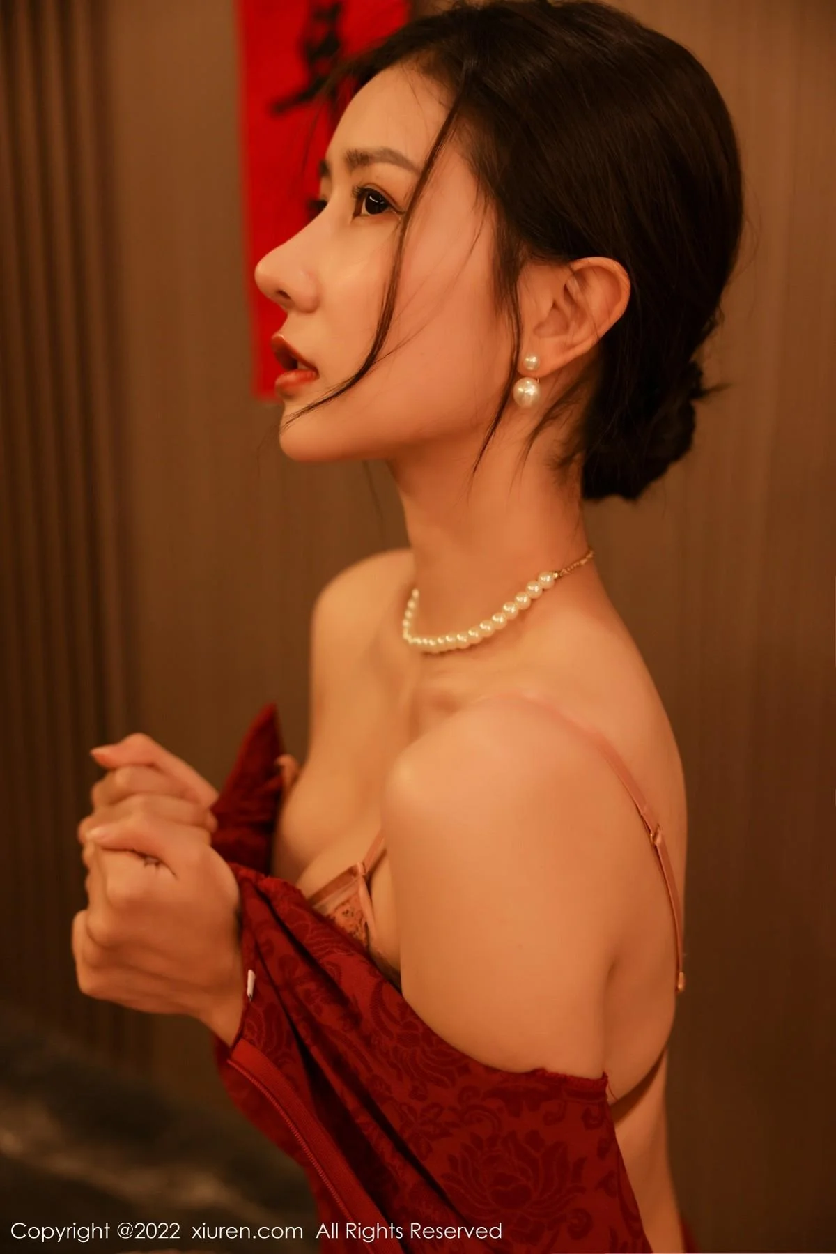 尹甜甜新年主题红色韵味旗袍半脱露豪乳遮点极致绝美写真 第 39 张