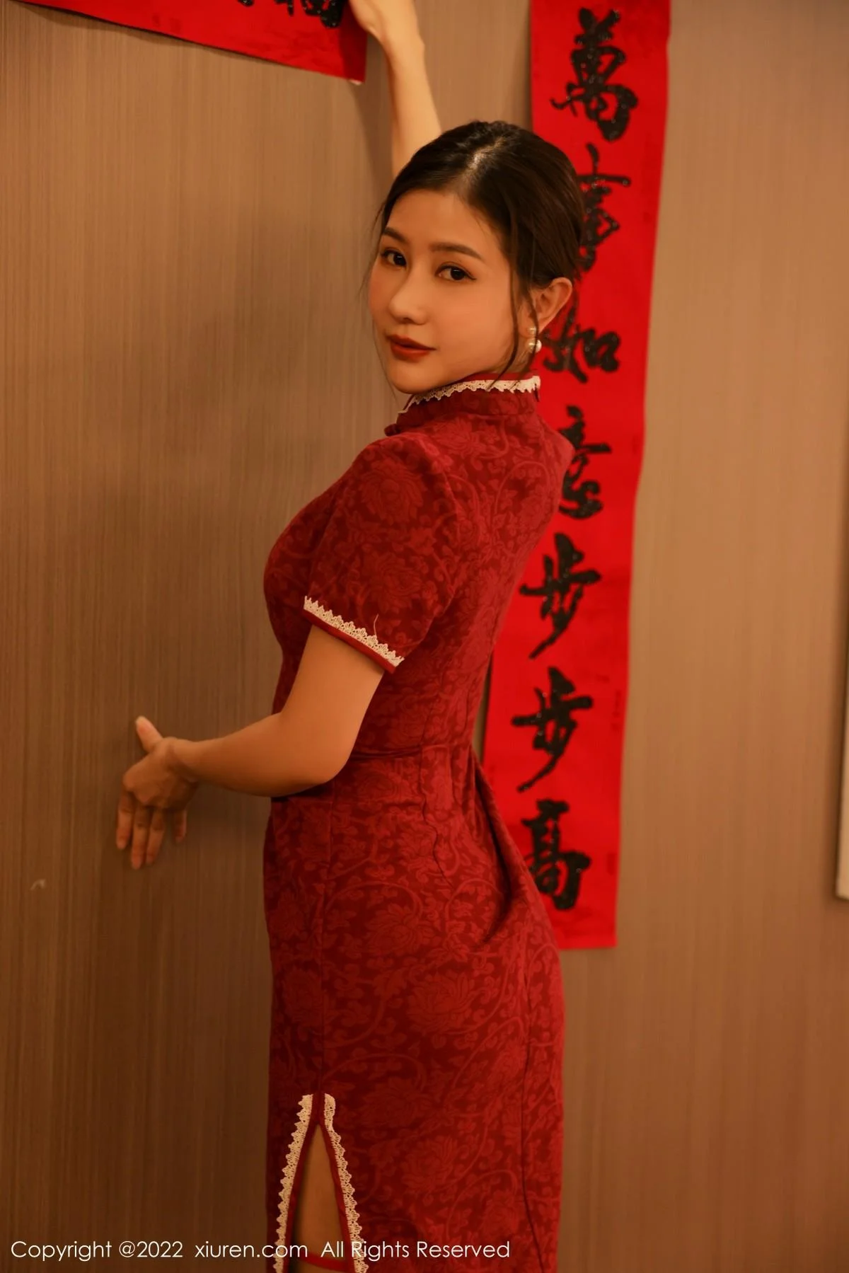 尹甜甜新年主题红色韵味旗袍半脱露豪乳遮点极致绝美写真 第 40 张