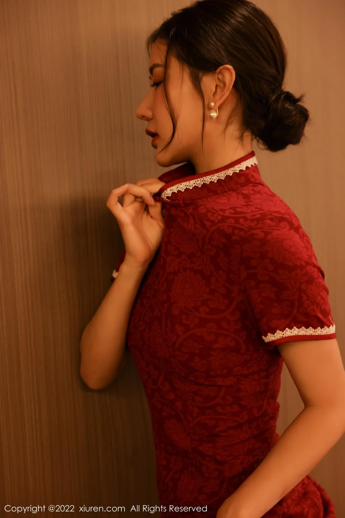 尹甜甜新年主题红色韵味旗袍半脱露豪乳遮点极致绝美写真 第 41 张