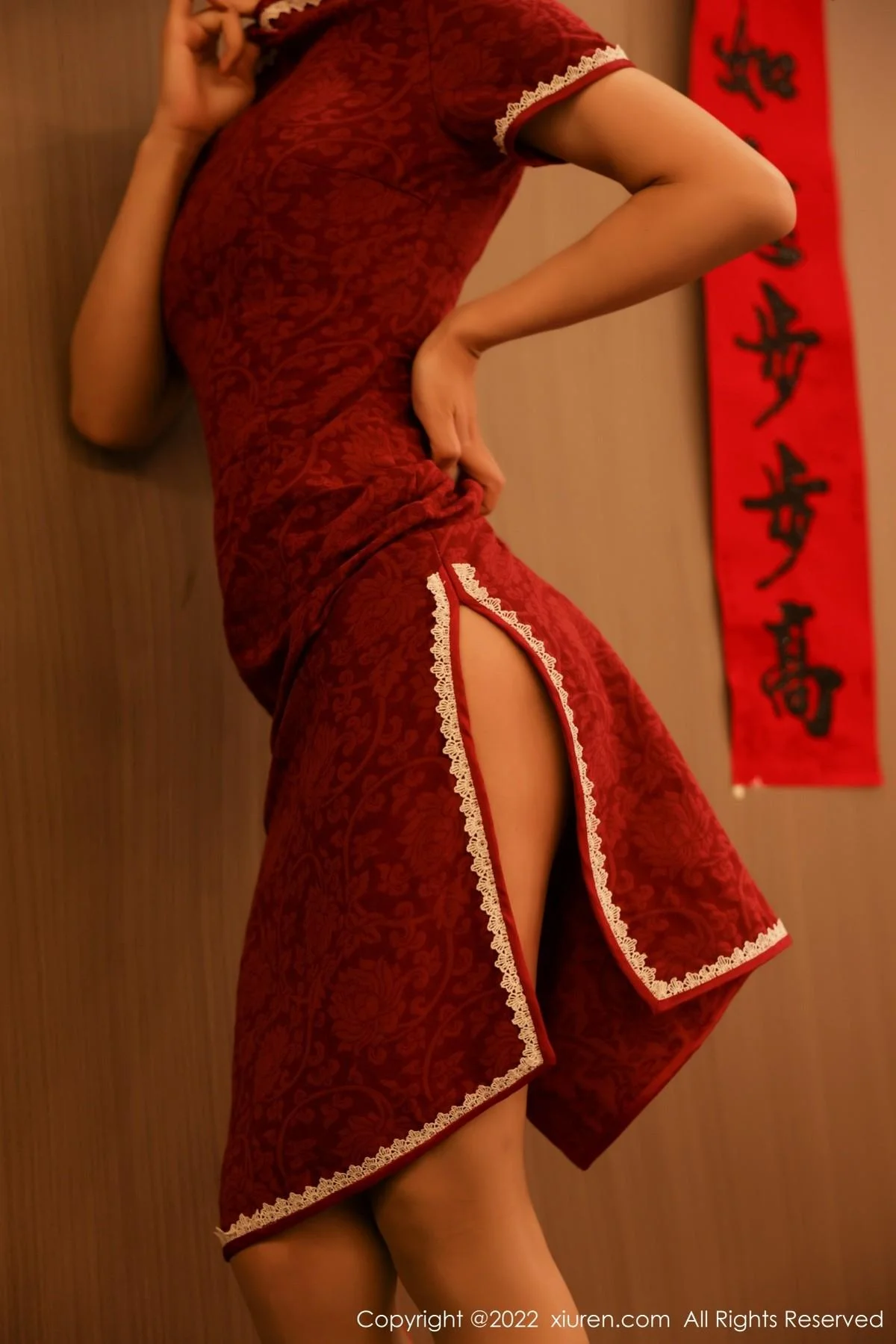 尹甜甜新年主题红色韵味旗袍半脱露豪乳遮点极致绝美写真 第 43 张