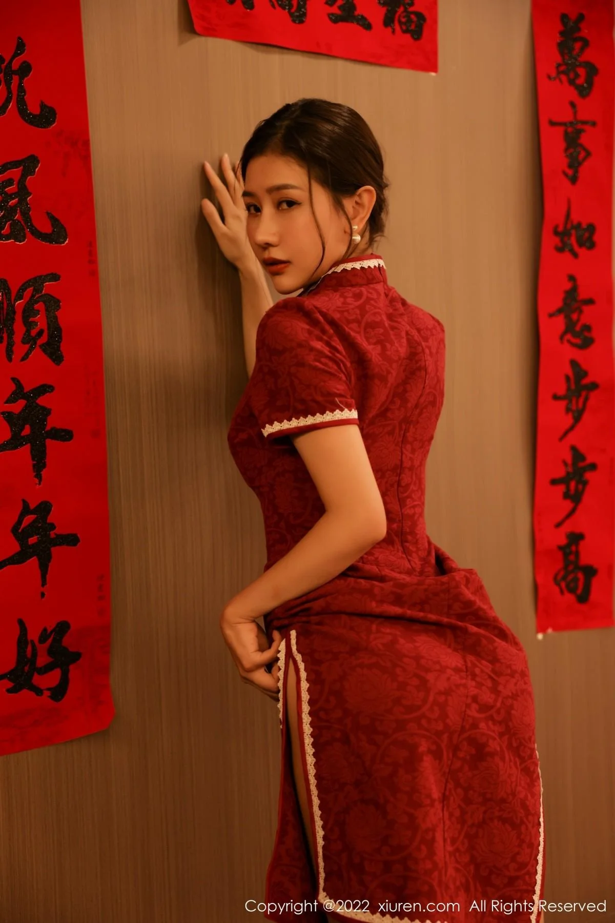 尹甜甜新年主题红色韵味旗袍半脱露豪乳遮点极致绝美写真 第 45 张