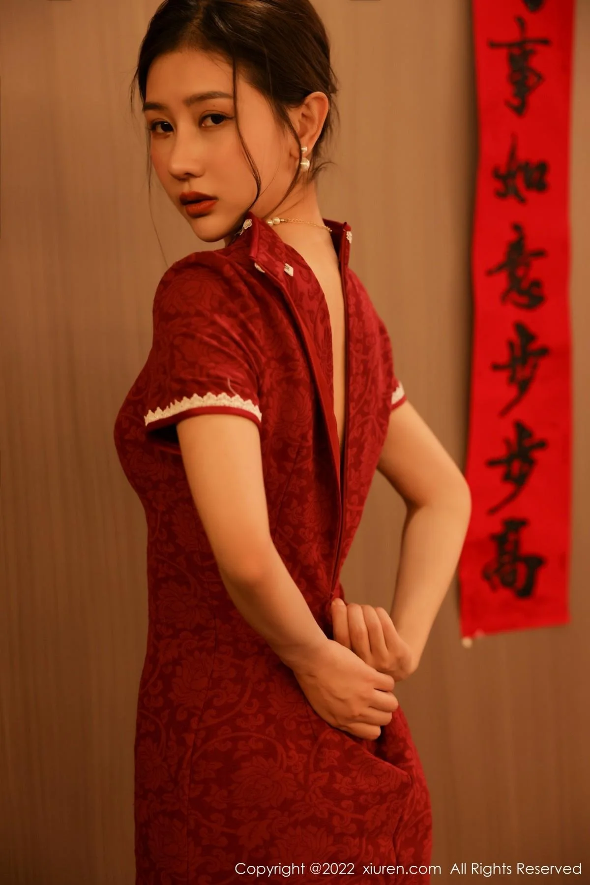 尹甜甜新年主题红色韵味旗袍半脱露豪乳遮点极致绝美写真 第 46 张