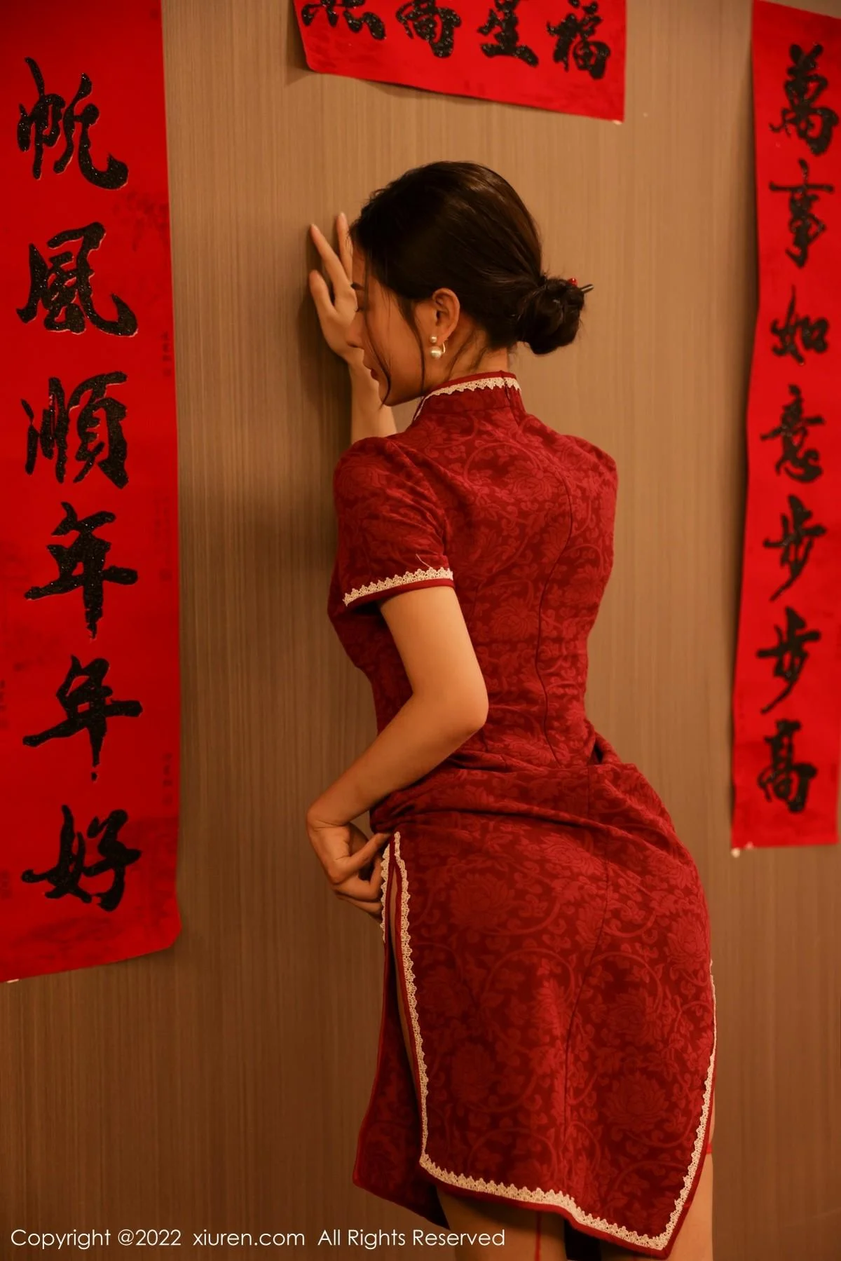 尹甜甜新年主题红色韵味旗袍半脱露豪乳遮点极致绝美写真 第 48 张