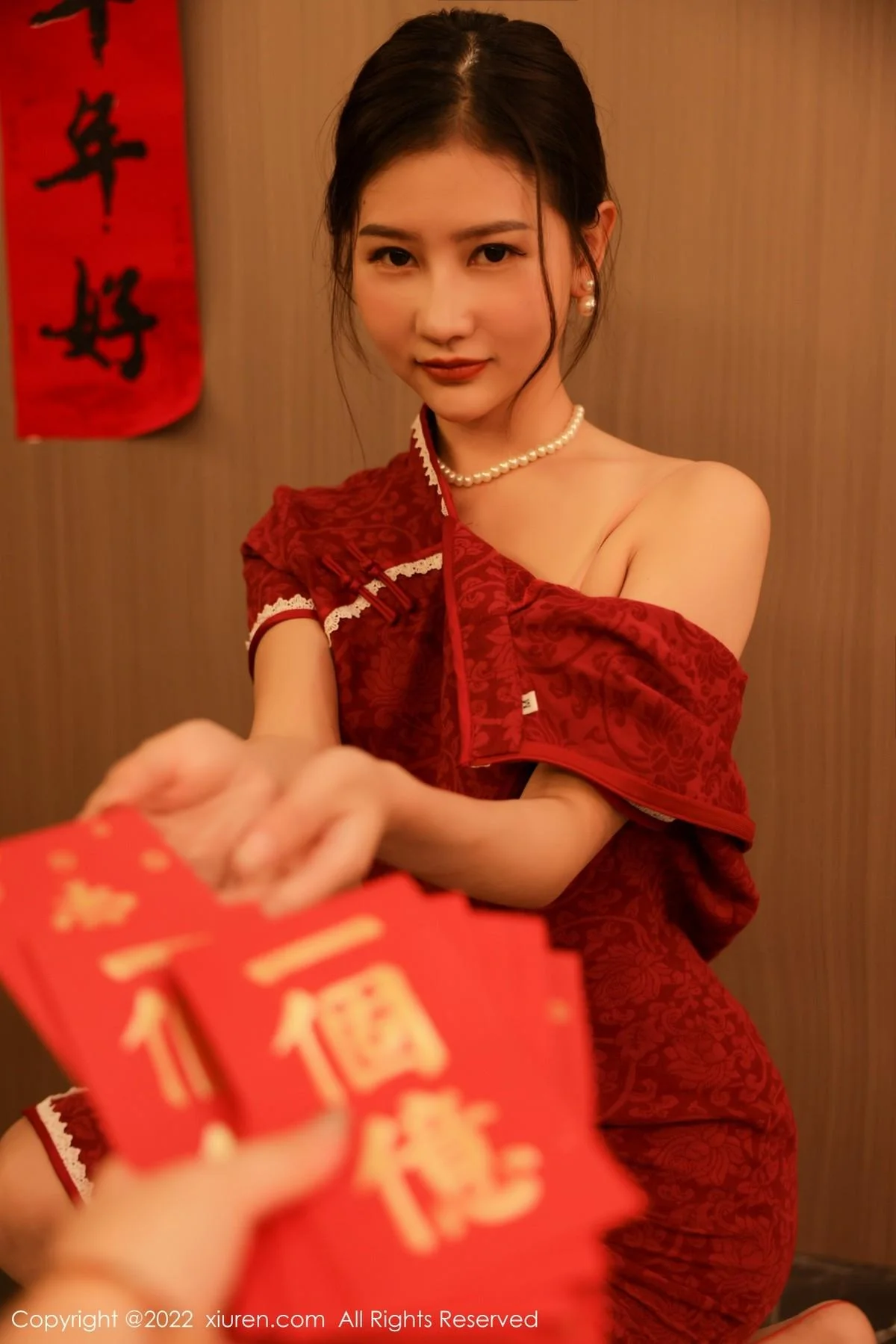 尹甜甜新年主题红色韵味旗袍半脱露豪乳遮点极致绝美写真 第 49 张
