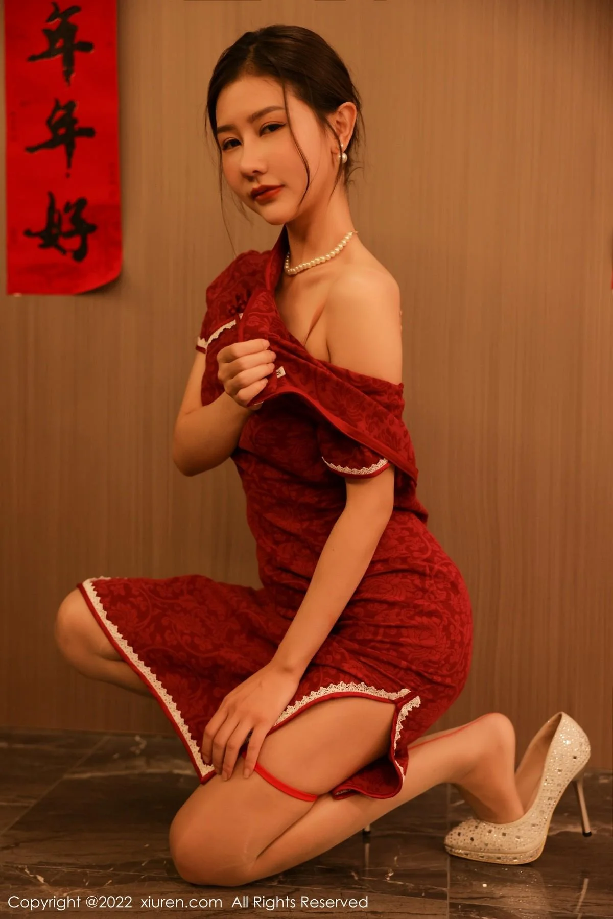 尹甜甜新年主题红色韵味旗袍半脱露豪乳遮点极致绝美写真 第 50 张
