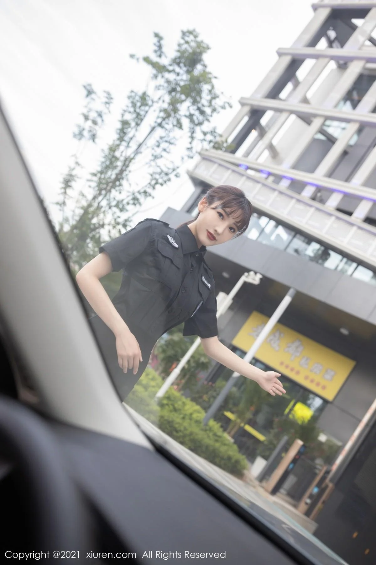 陆萱萱物业保安主题脱制服露性感内衣黑丝裤袜绝美写真 第 1 张