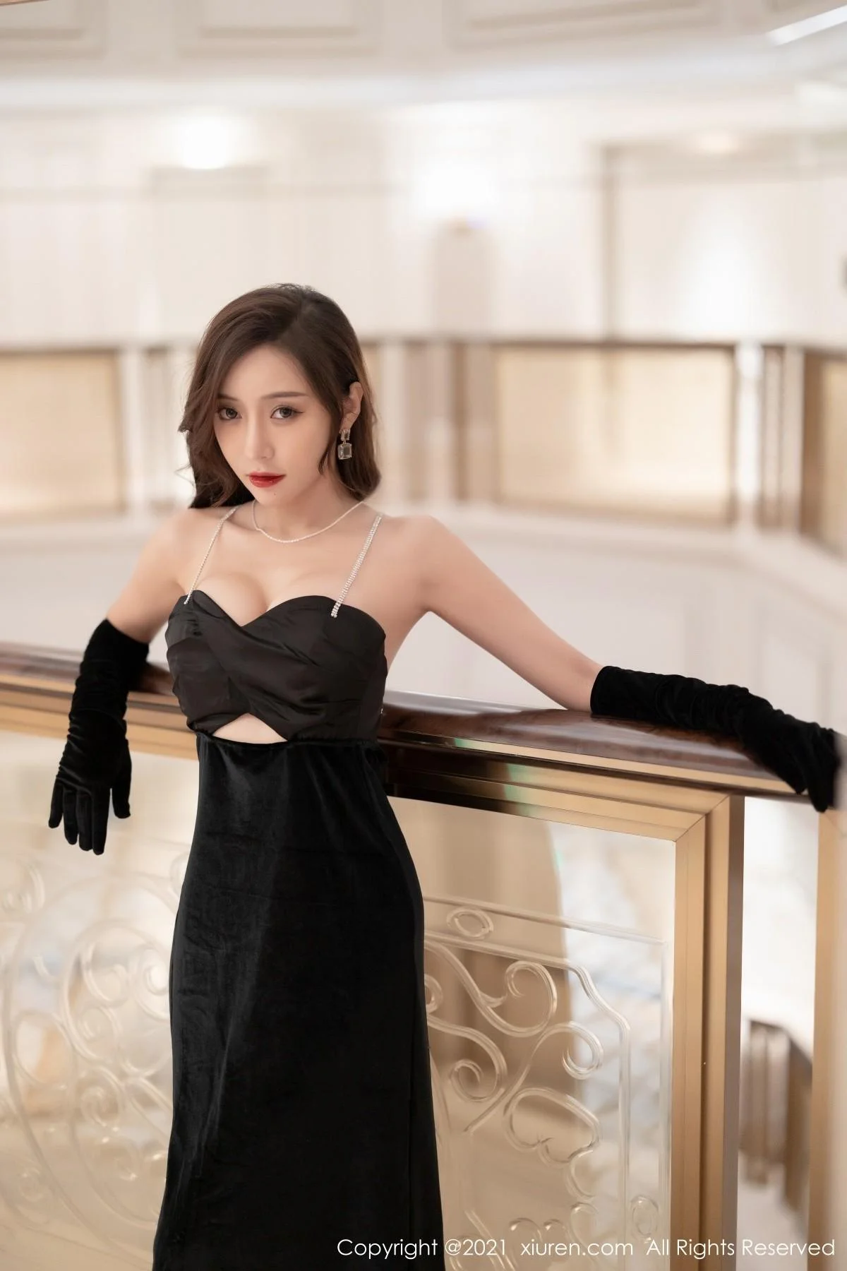 王馨瑶yanni深圳旅拍典雅礼服配无内黑丝秀翘臀绝美写真 第 12 张