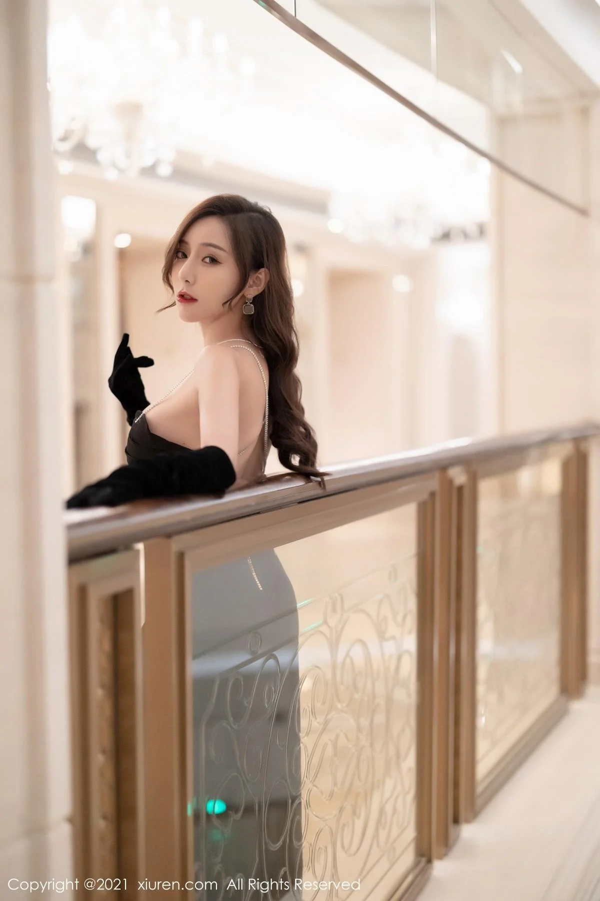 王馨瑶yanni深圳旅拍典雅礼服配无内黑丝秀翘臀绝美写真 第 13 张