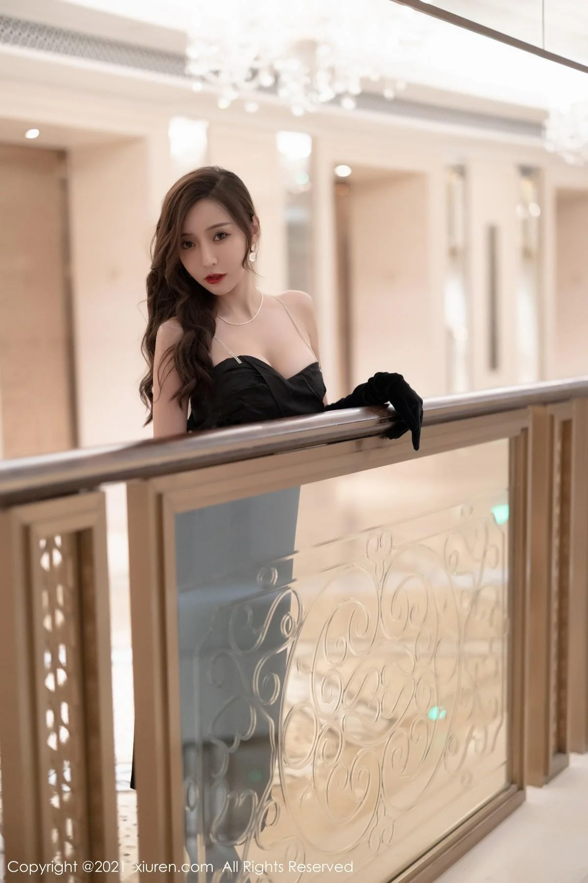 王馨瑶yanni深圳旅拍典雅礼服配无内黑丝秀翘臀绝美写真 第 14 张