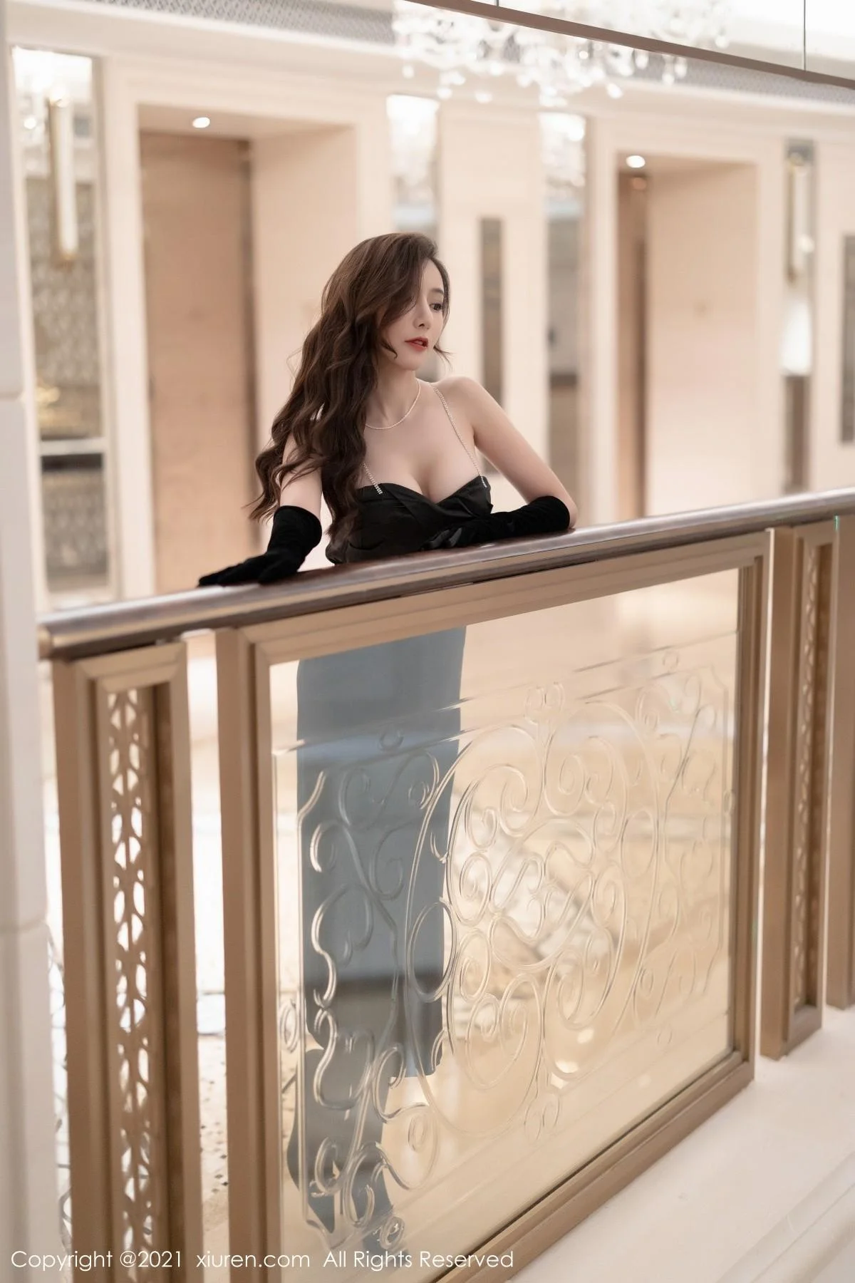王馨瑶yanni深圳旅拍典雅礼服配无内黑丝秀翘臀绝美写真 第 15 张