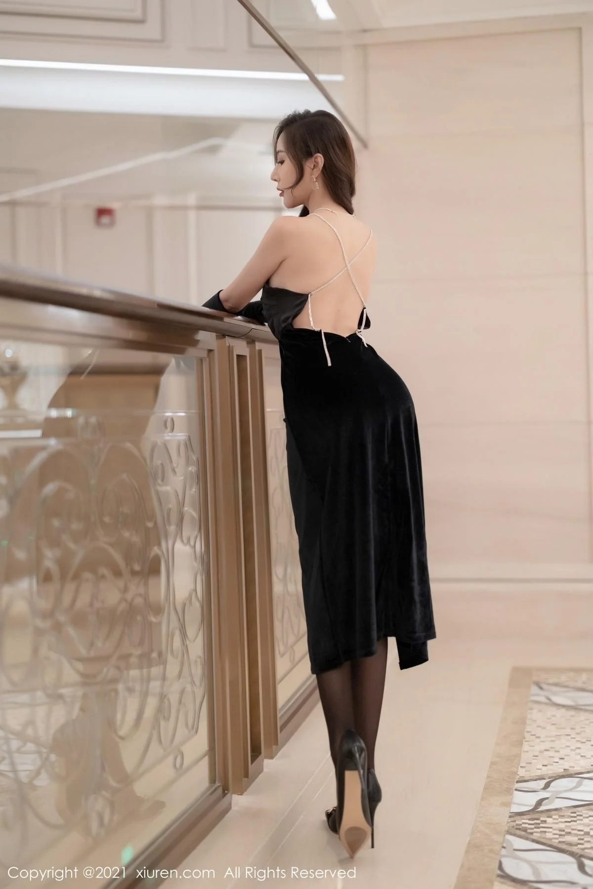 王馨瑶yanni深圳旅拍典雅礼服配无内黑丝秀翘臀绝美写真 第 16 张