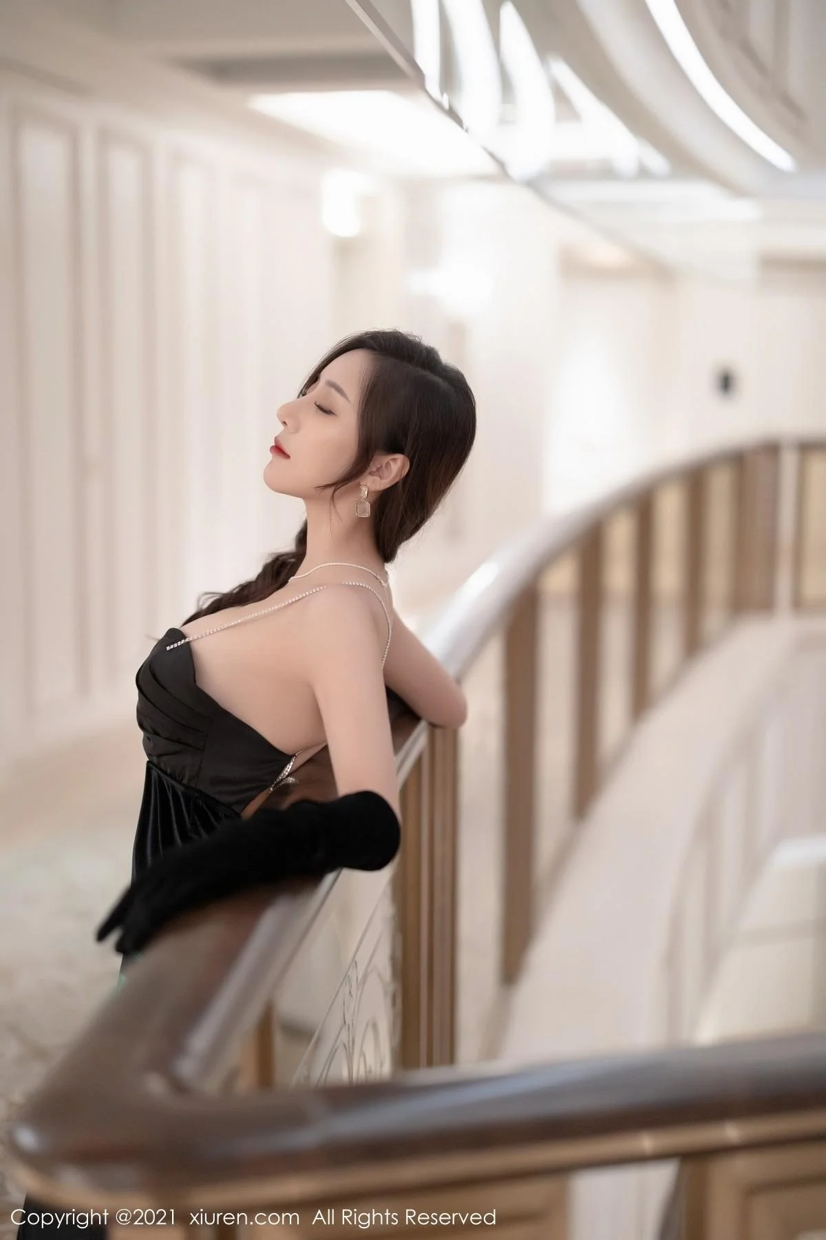 王馨瑶yanni深圳旅拍典雅礼服配无内黑丝秀翘臀绝美写真 第 17 张