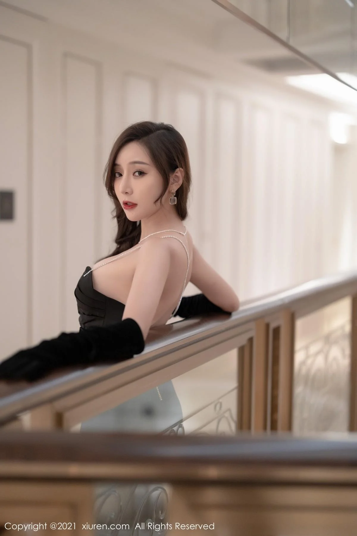 王馨瑶yanni深圳旅拍典雅礼服配无内黑丝秀翘臀绝美写真 第 18 张