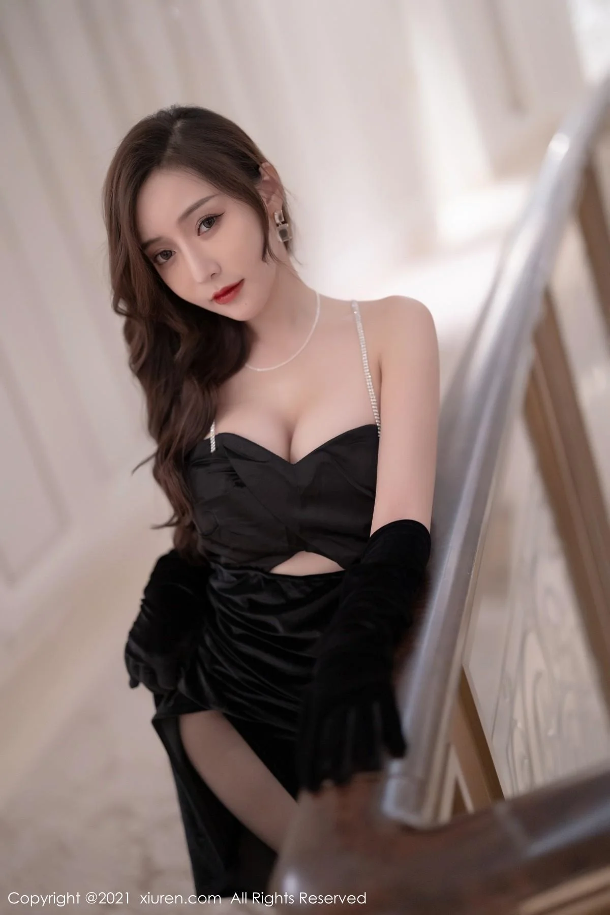 王馨瑶yanni深圳旅拍典雅礼服配无内黑丝秀翘臀绝美写真 第 26 张