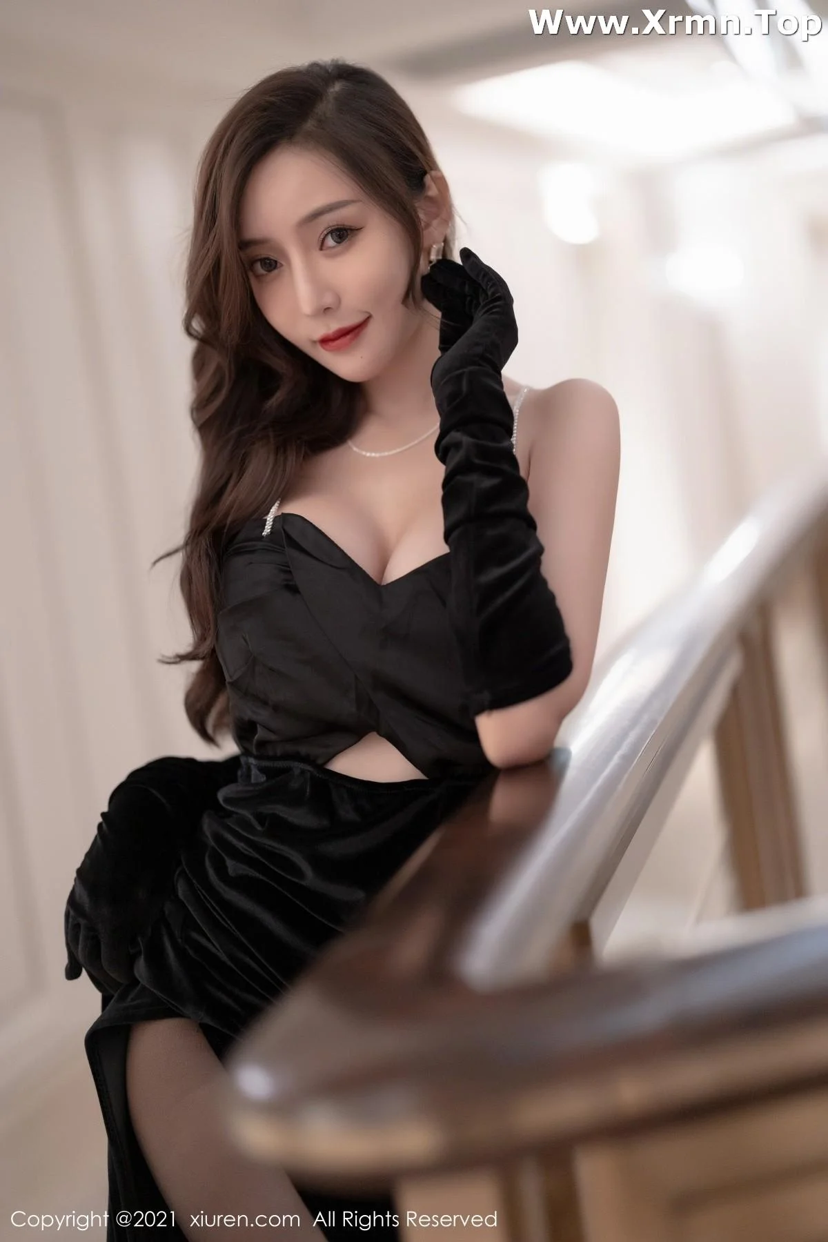 王馨瑶yanni深圳旅拍典雅礼服配无内黑丝秀翘臀绝美写真 第 27 张