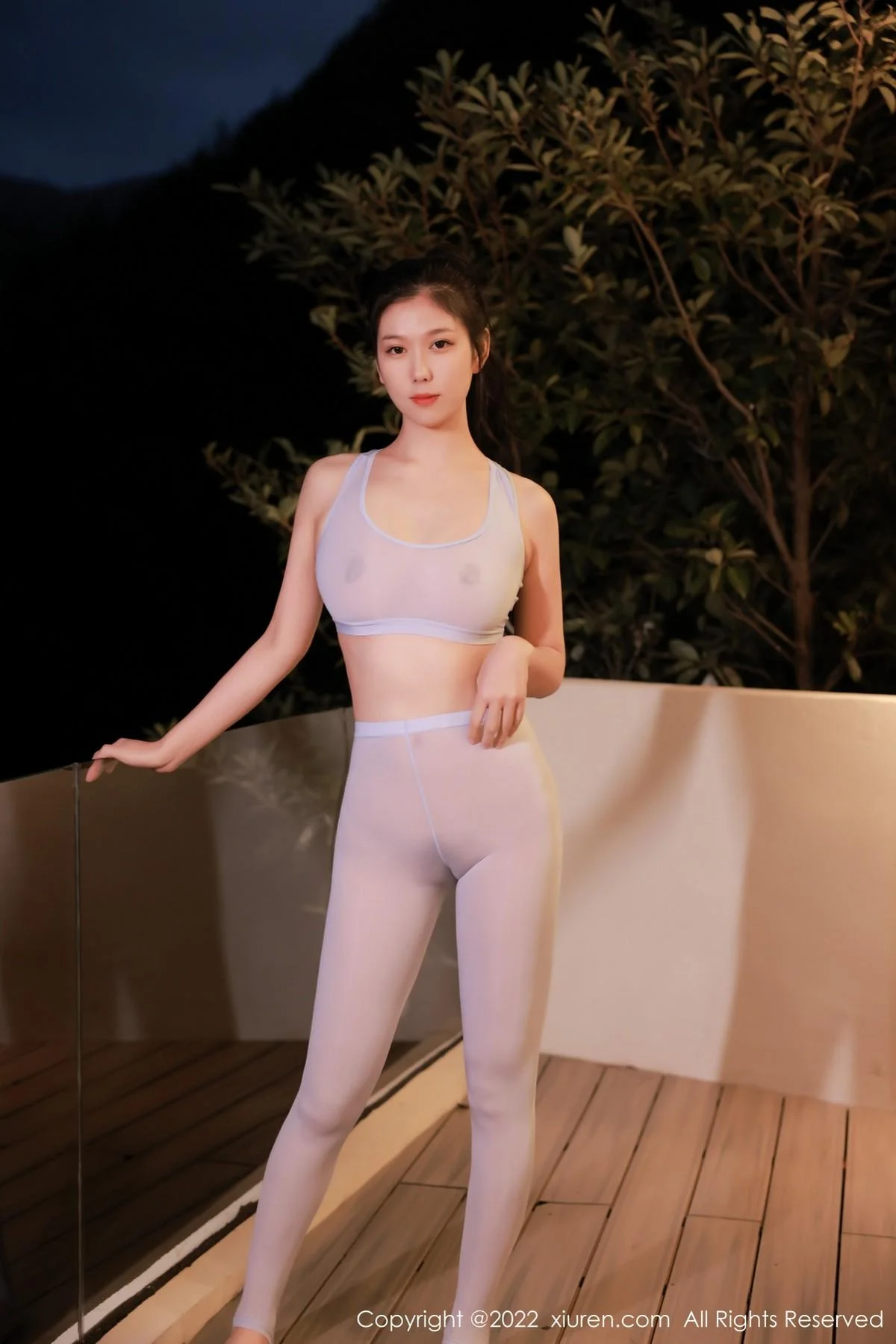 李雅柔182CM性感收身白色上衣配白丝裤袜秀翘臀绝美写真 第 3 张