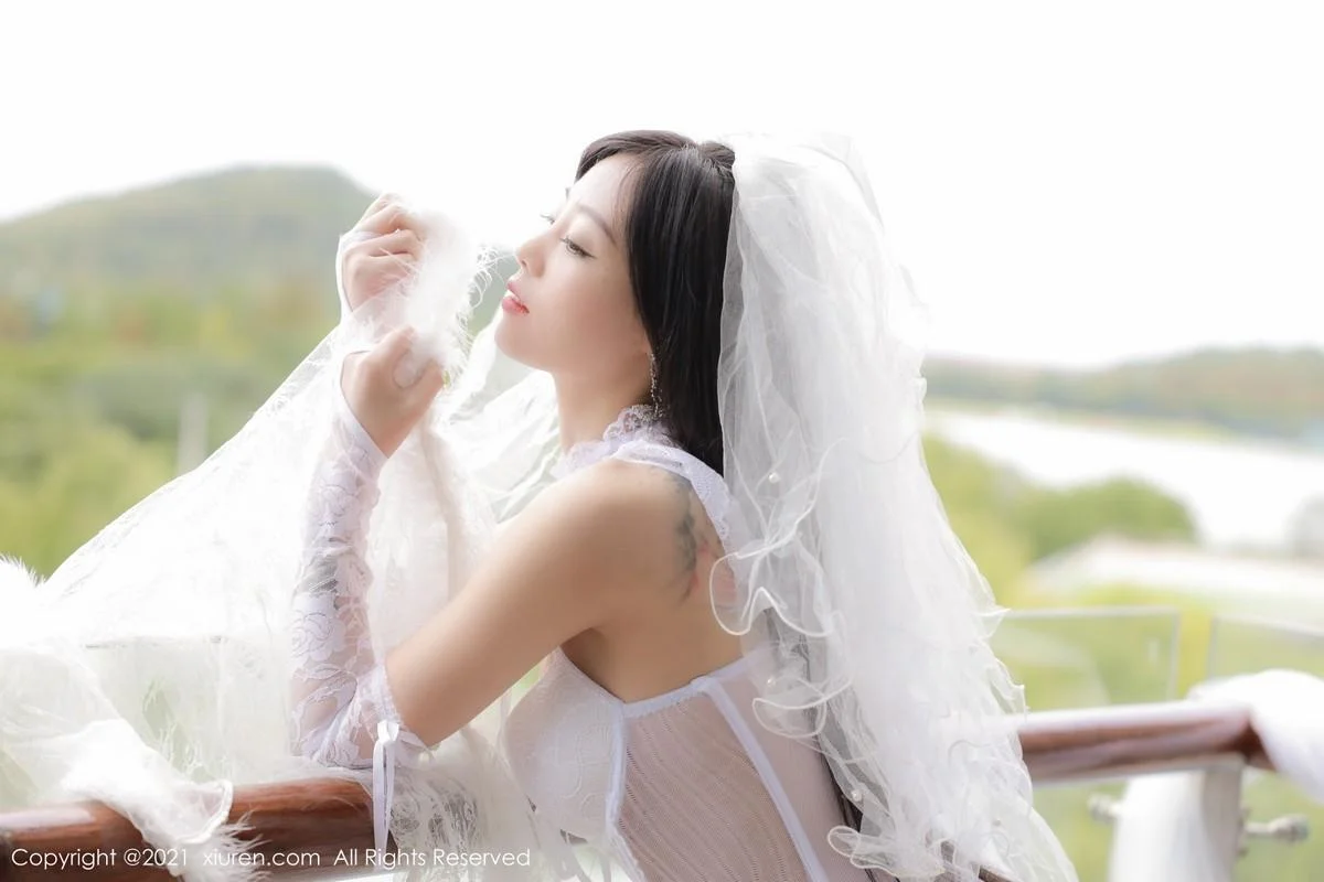 佘贝拉bella大理旅拍私房性感纯白婚纱配蕾丝吊袜绝美写真 第 35 张