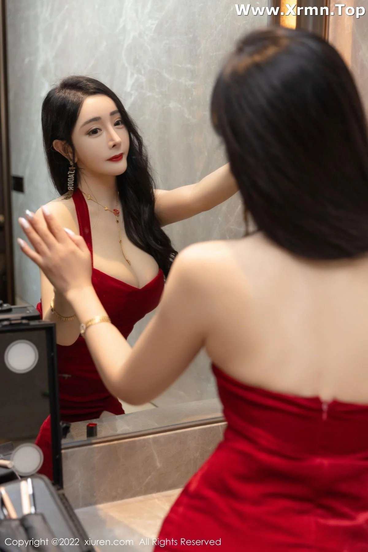 允爾三亚旅拍赌场情景主题半脱低胸裙露丰乳肥臀绝美写真 第 2 张