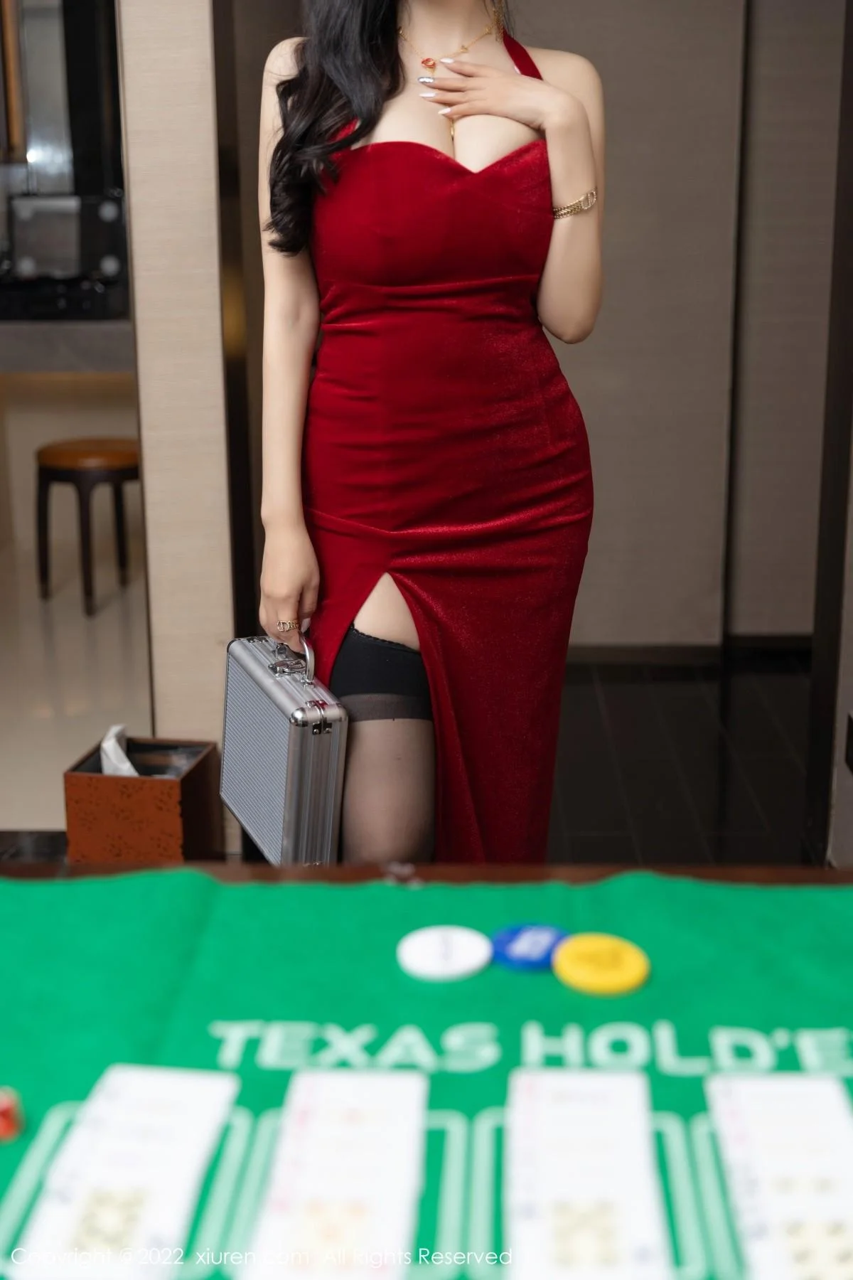 允爾三亚旅拍赌场情景主题半脱低胸裙露丰乳肥臀绝美写真 第 27 张