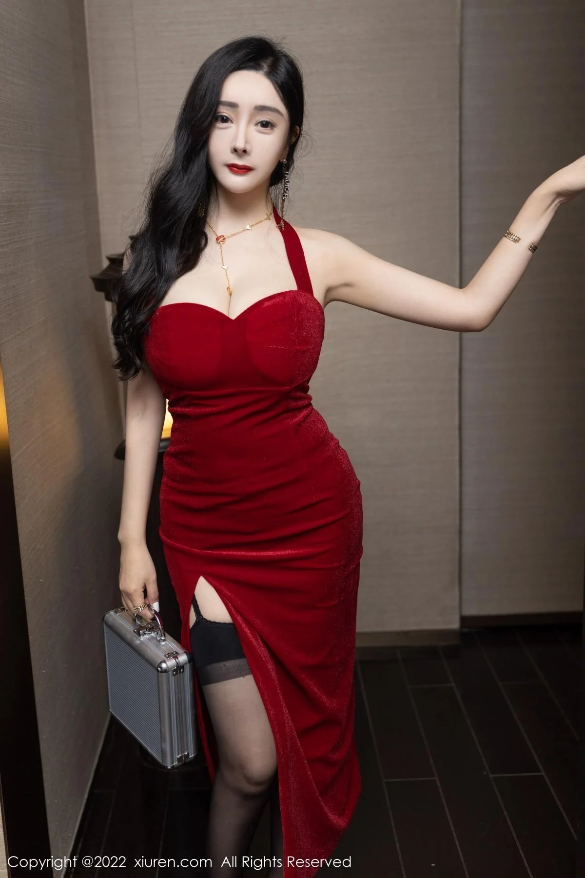 允爾三亚旅拍赌场情景主题半脱低胸裙露丰乳肥臀绝美写真 第 28 张