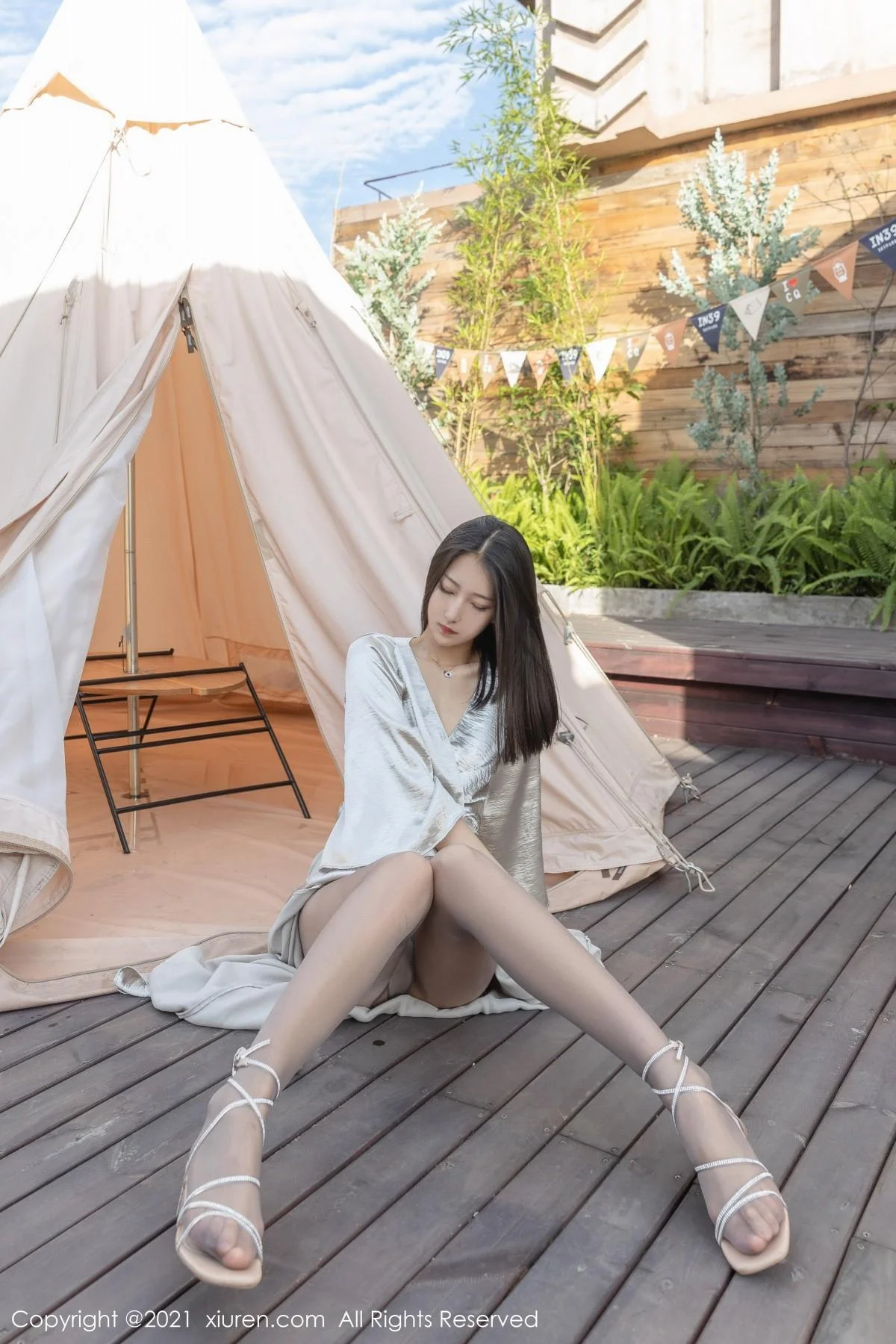 熊小诺时尚外拍主题超薄无内黑丝裤袜秀翘臀美腿绝美写真 第 21 张