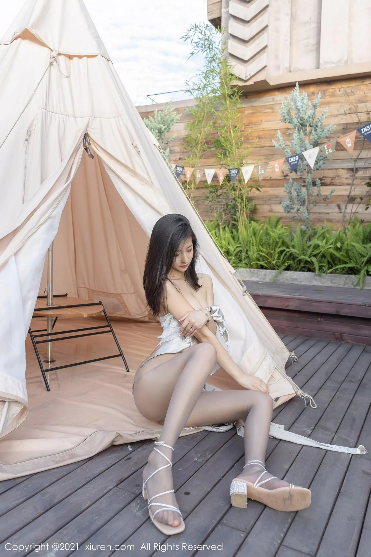 熊小诺时尚外拍主题超薄无内黑丝裤袜秀翘臀美腿绝美写真 第 30 张