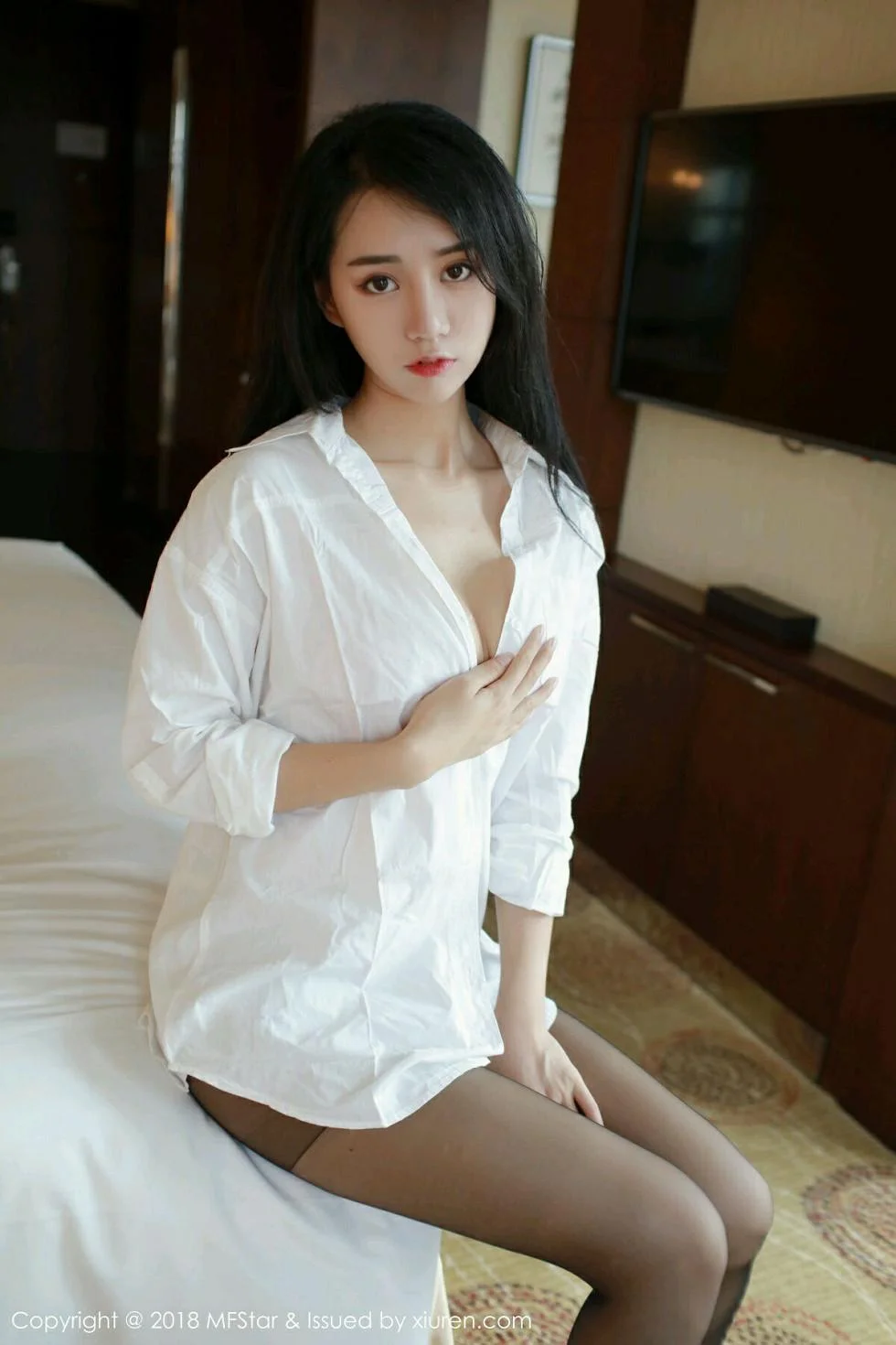 白子嫣nicky真空白衬衣配超薄黑丝裤袜撩人绝美写真 第 7 张