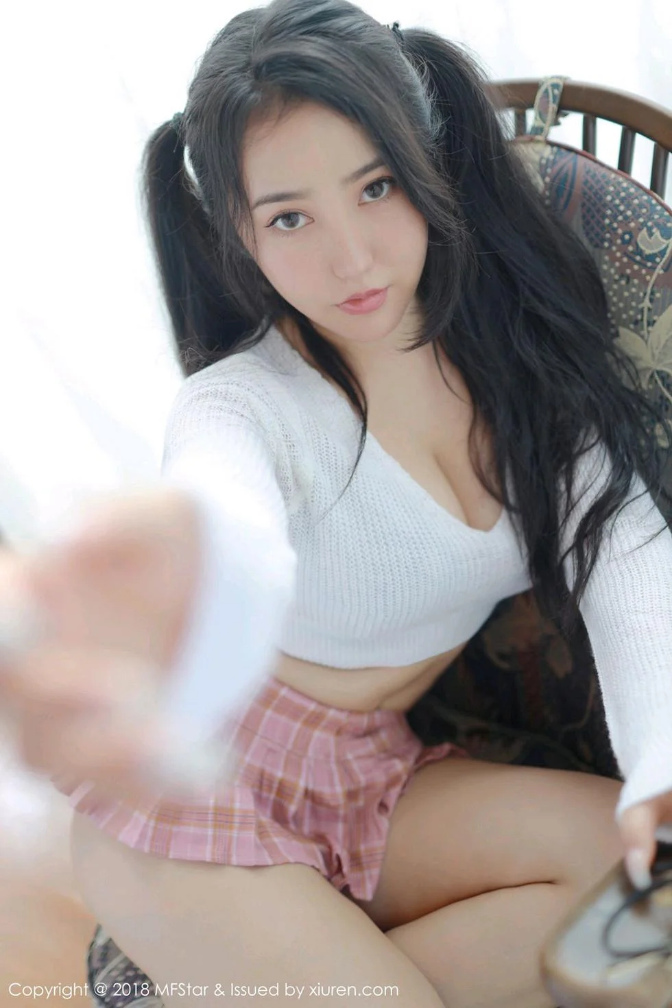 Manuela玛鲁娜日本旅拍私房粉色短裙秀翘臀极致绝美写真 第 45 张