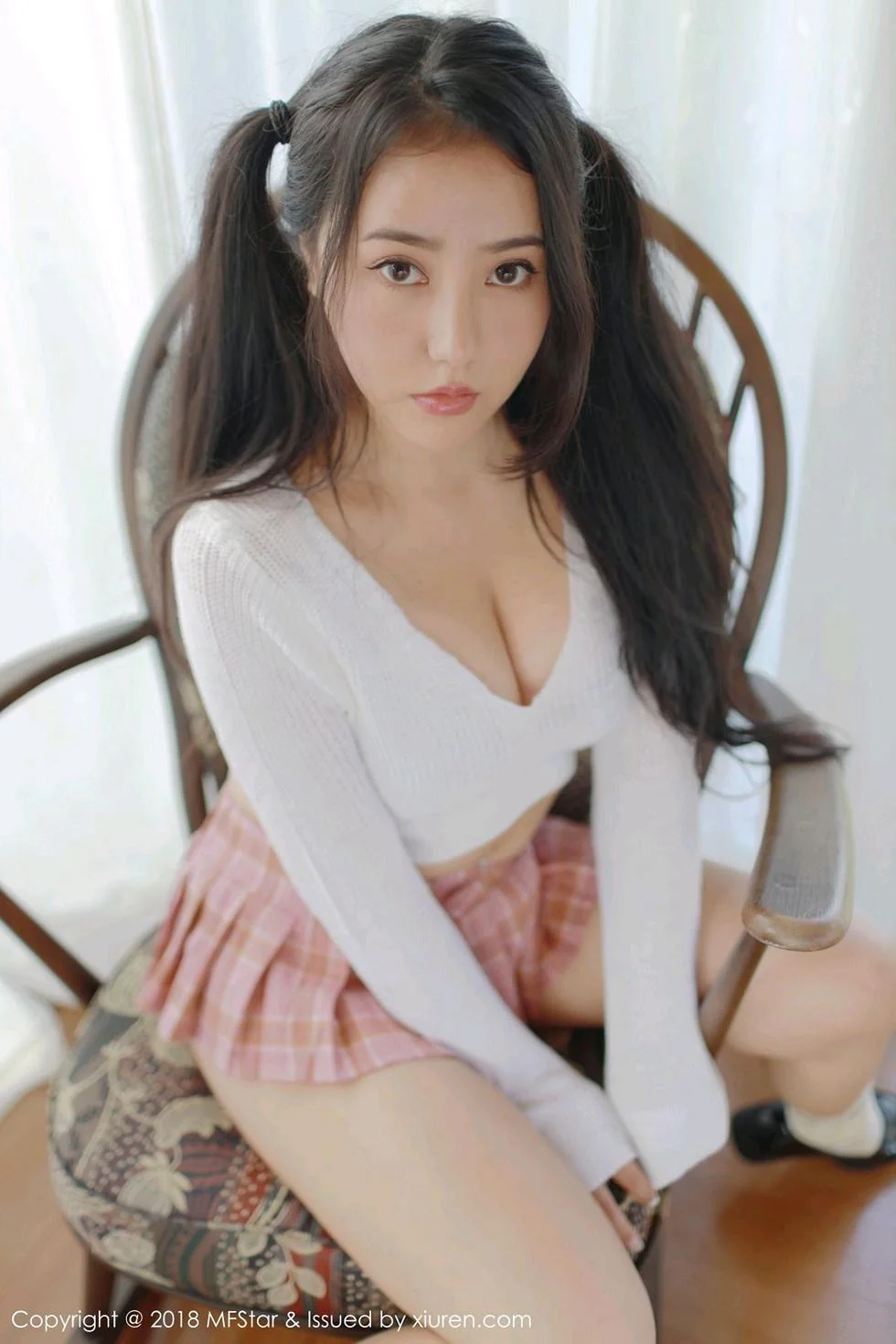 Manuela玛鲁娜日本旅拍私房粉色短裙秀翘臀极致绝美写真 第 72 张