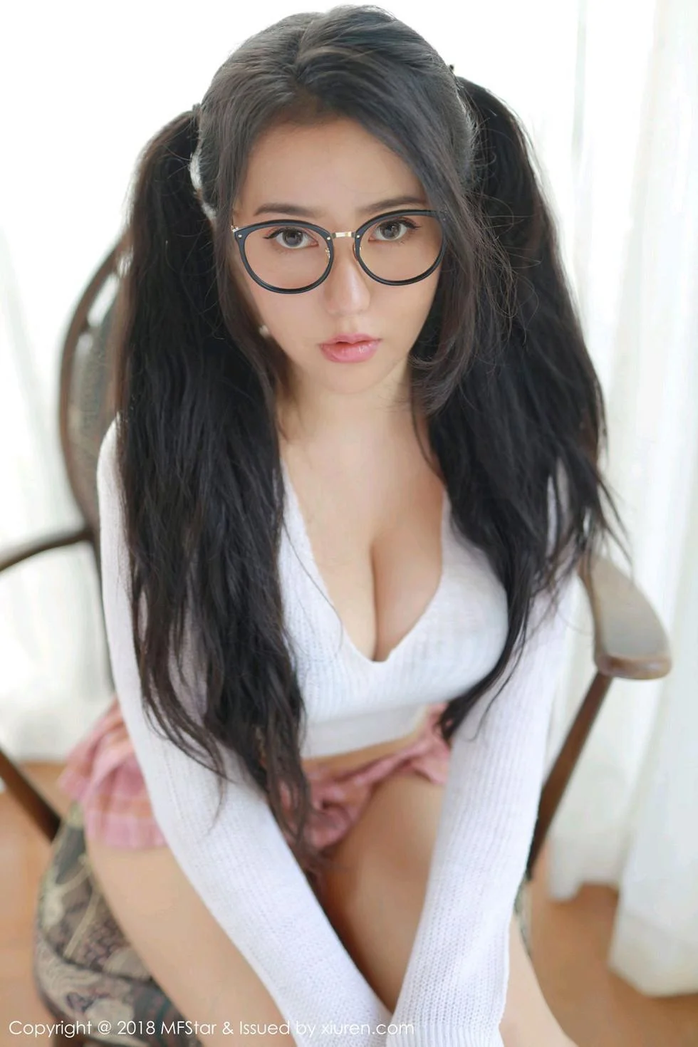 Manuela玛鲁娜日本旅拍私房粉色短裙秀翘臀极致绝美写真 第 9 张