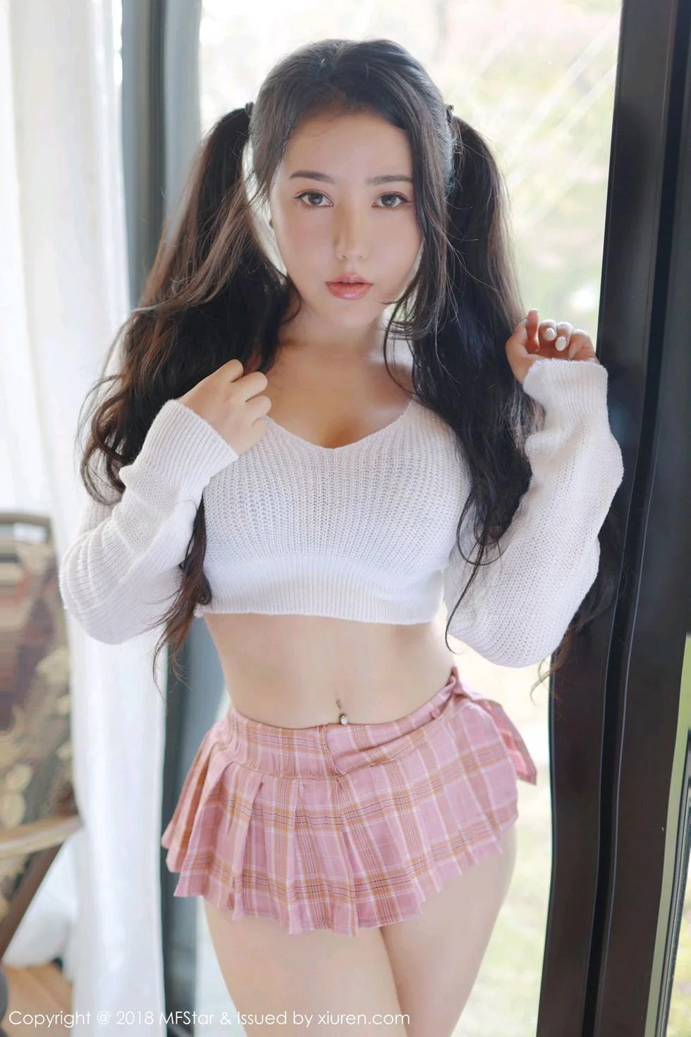 Manuela玛鲁娜日本旅拍私房粉色短裙秀翘臀极致绝美写真 第 93 张