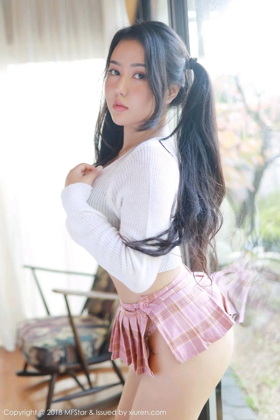 Manuela玛鲁娜日本旅拍私房粉色短裙秀翘臀极致绝美写真 第 96 张